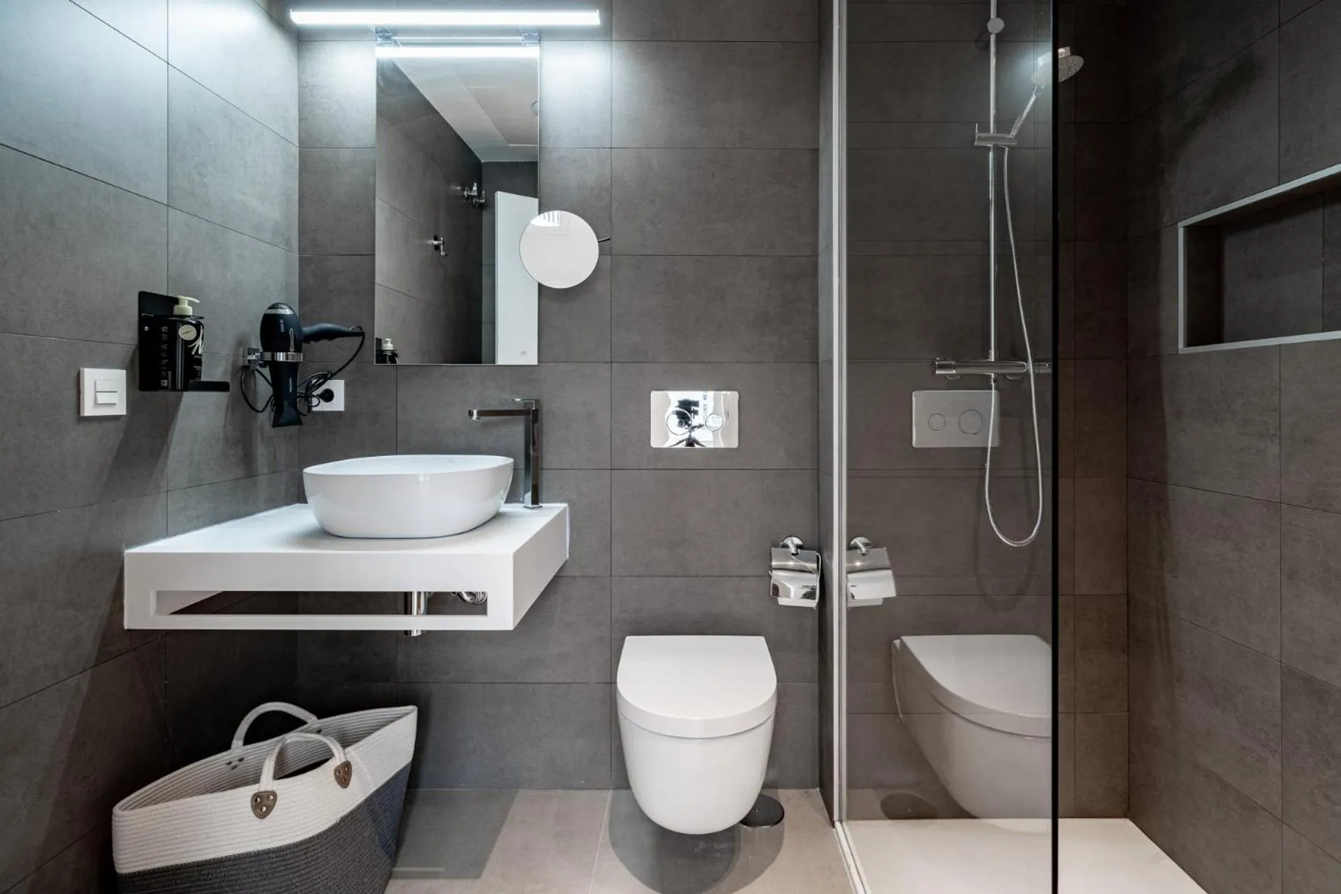 Shower in Limehome Sevilla Ronda de Capuchinos