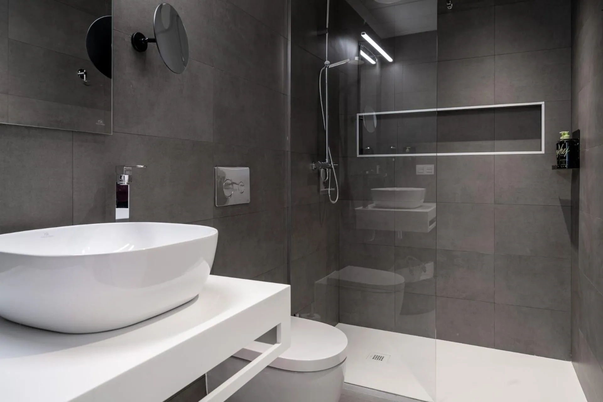 Shower in Limehome Sevilla Ronda de Capuchinos