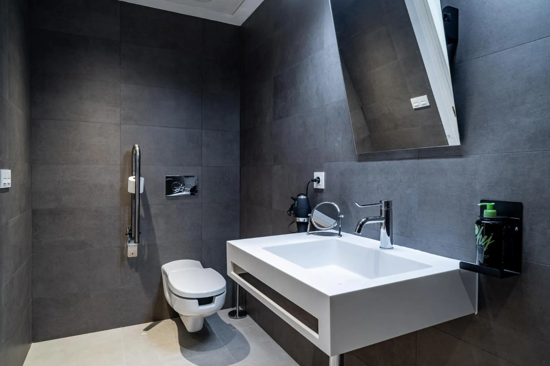 Toilet in Limehome Sevilla Ronda de Capuchinos