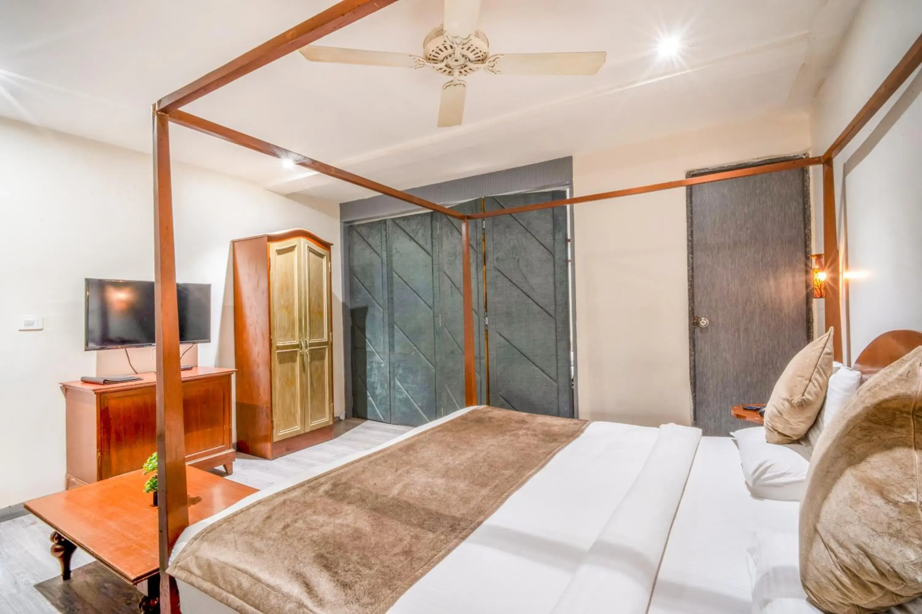 Bed in The White Seasons Bed in The White Seasons