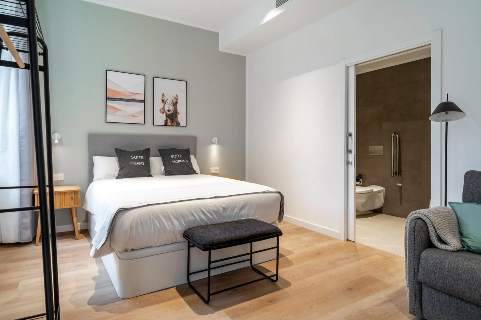 Bed in Limehome Sevilla Calle Granada