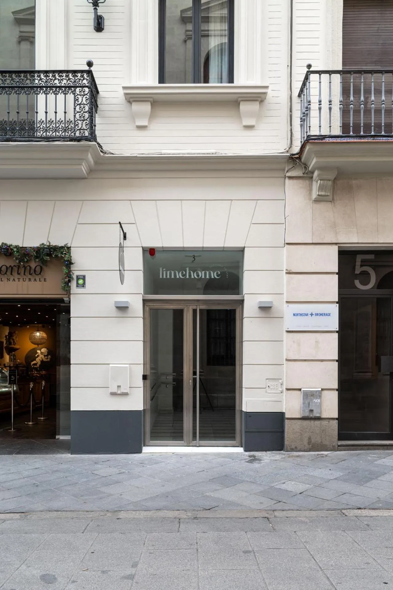 Property building in Limehome Sevilla Calle Granada