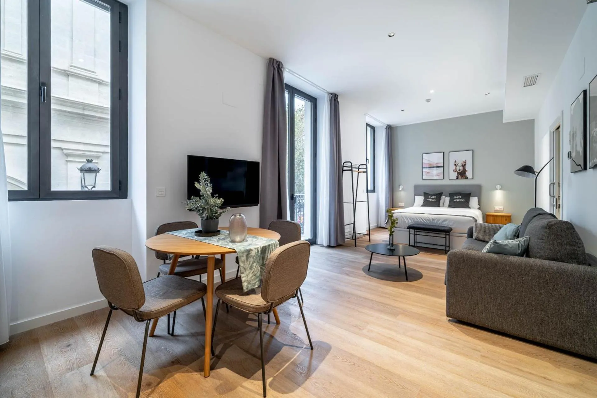 Bed in Limehome Sevilla Calle Granada