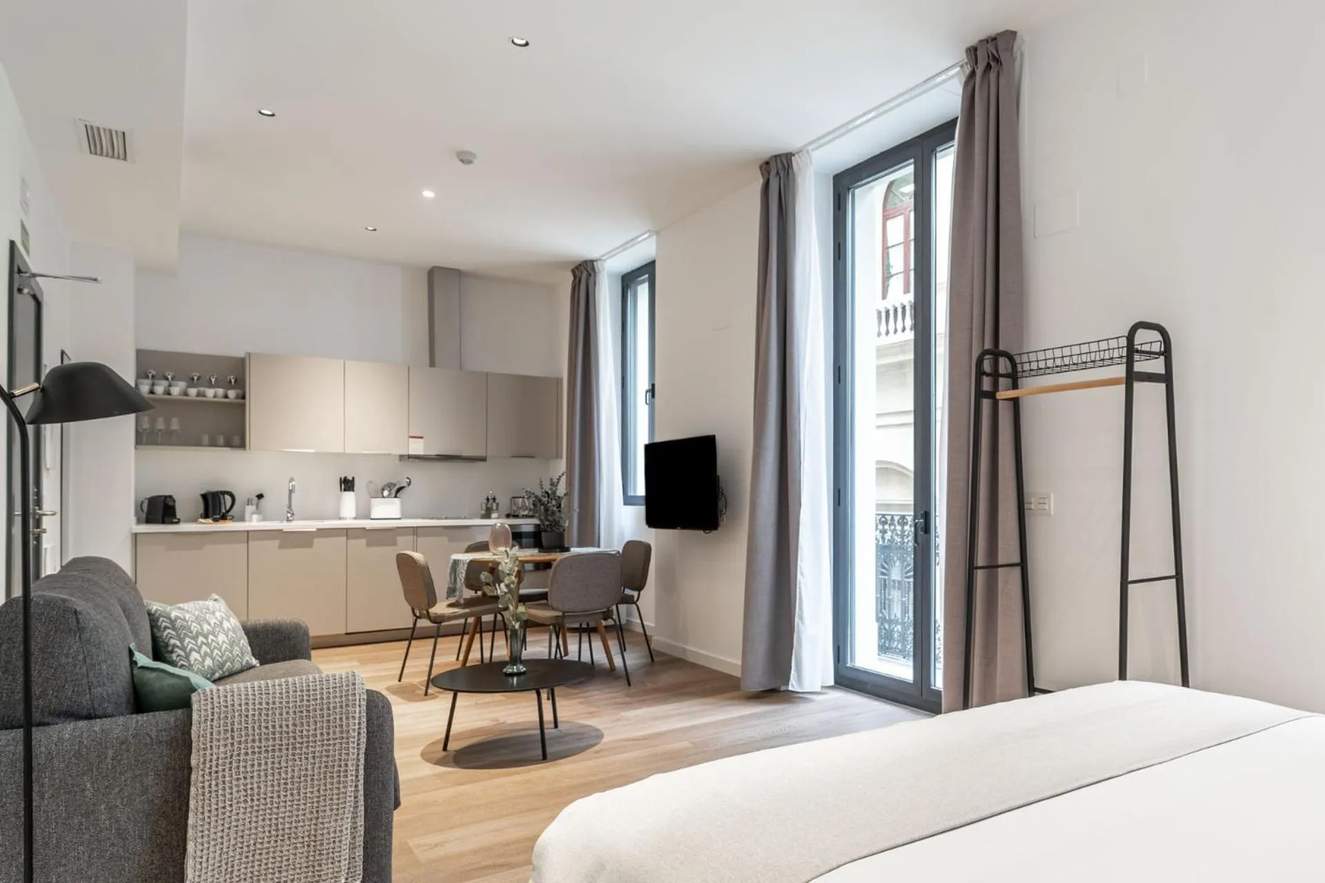 TV and multimedia in Limehome Sevilla Calle Granada