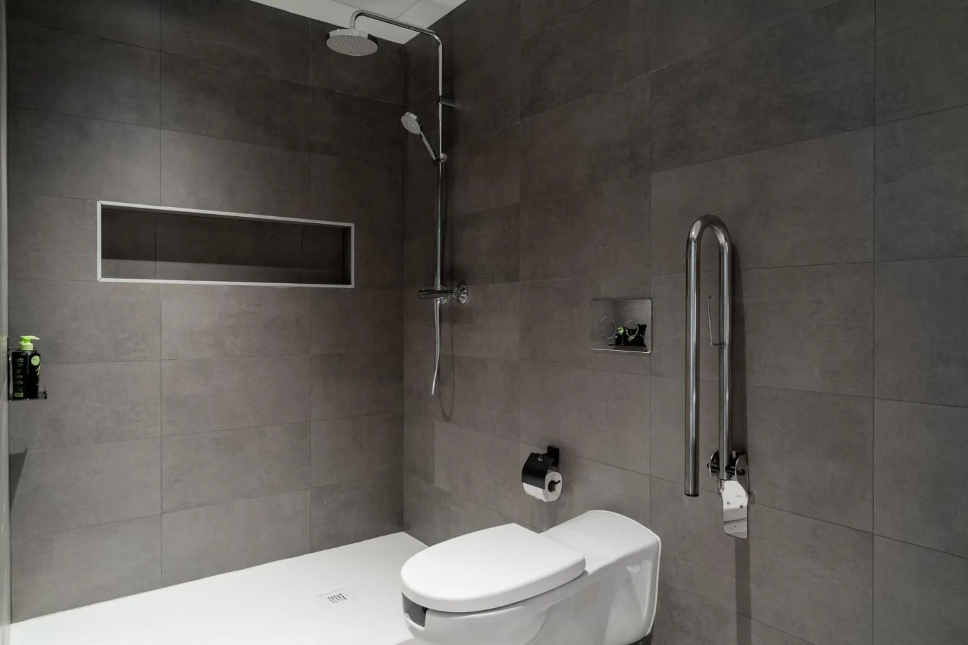Shower in Limehome Sevilla Calle Granada