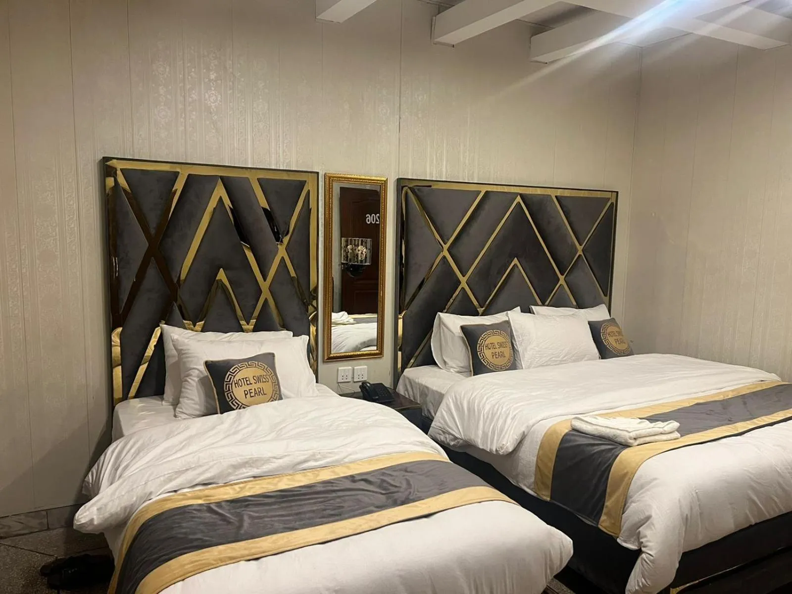 Bed in Hotel Swiss Pearl