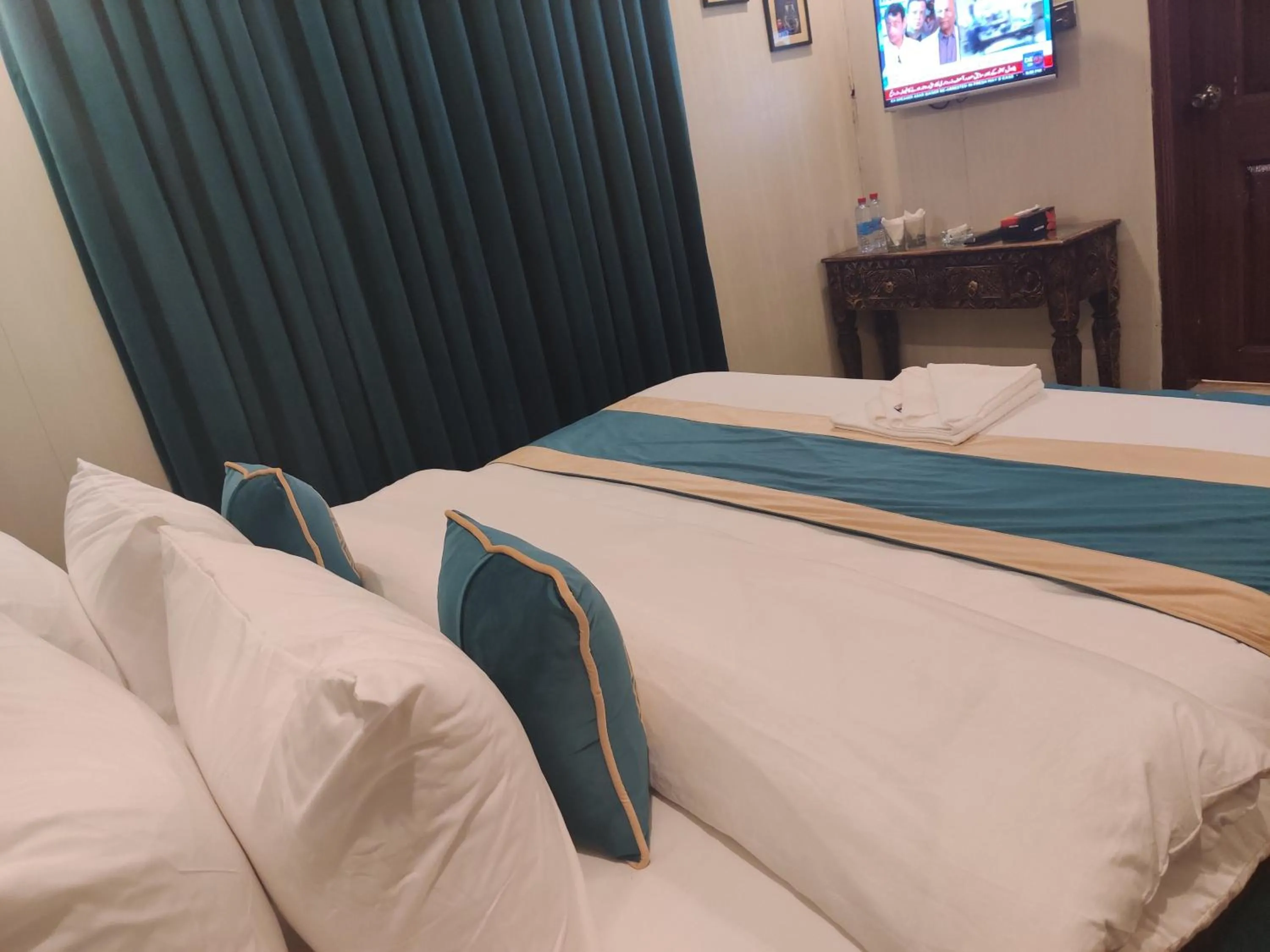 TV and multimedia, Bed in Hotel Swiss Pearl