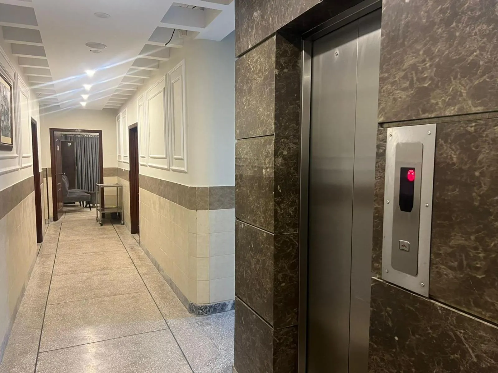elevator in Hotel Swiss Pearl