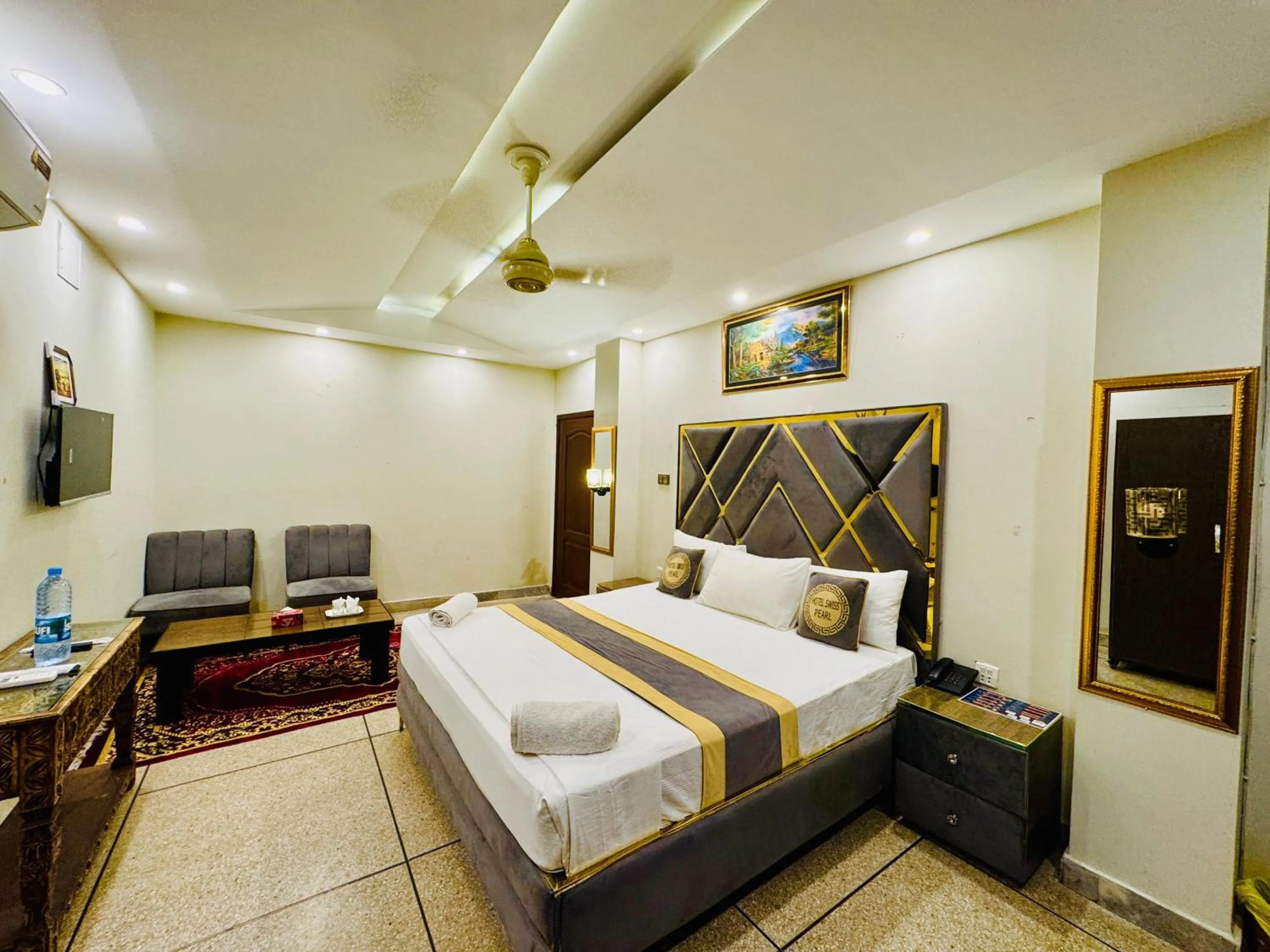 Bed in Hotel Swiss Pearl
