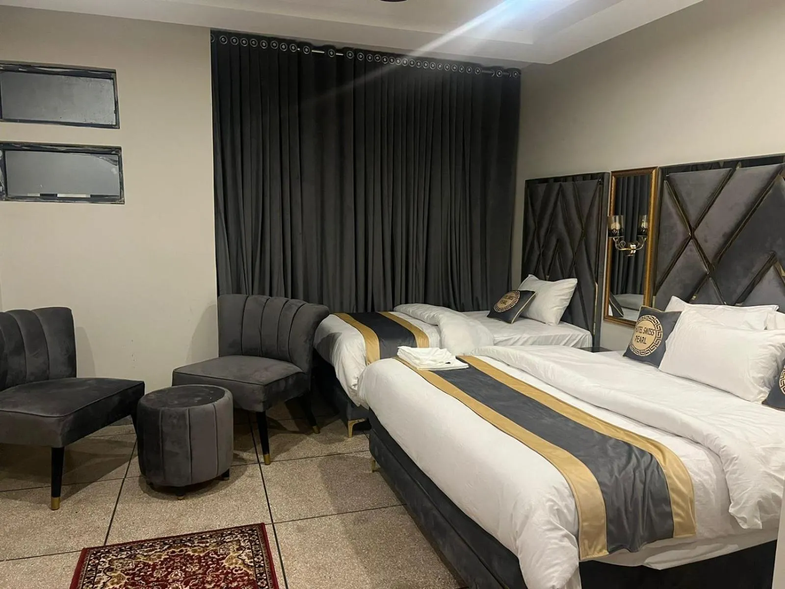 Living room, Bed in Hotel Swiss Pearl