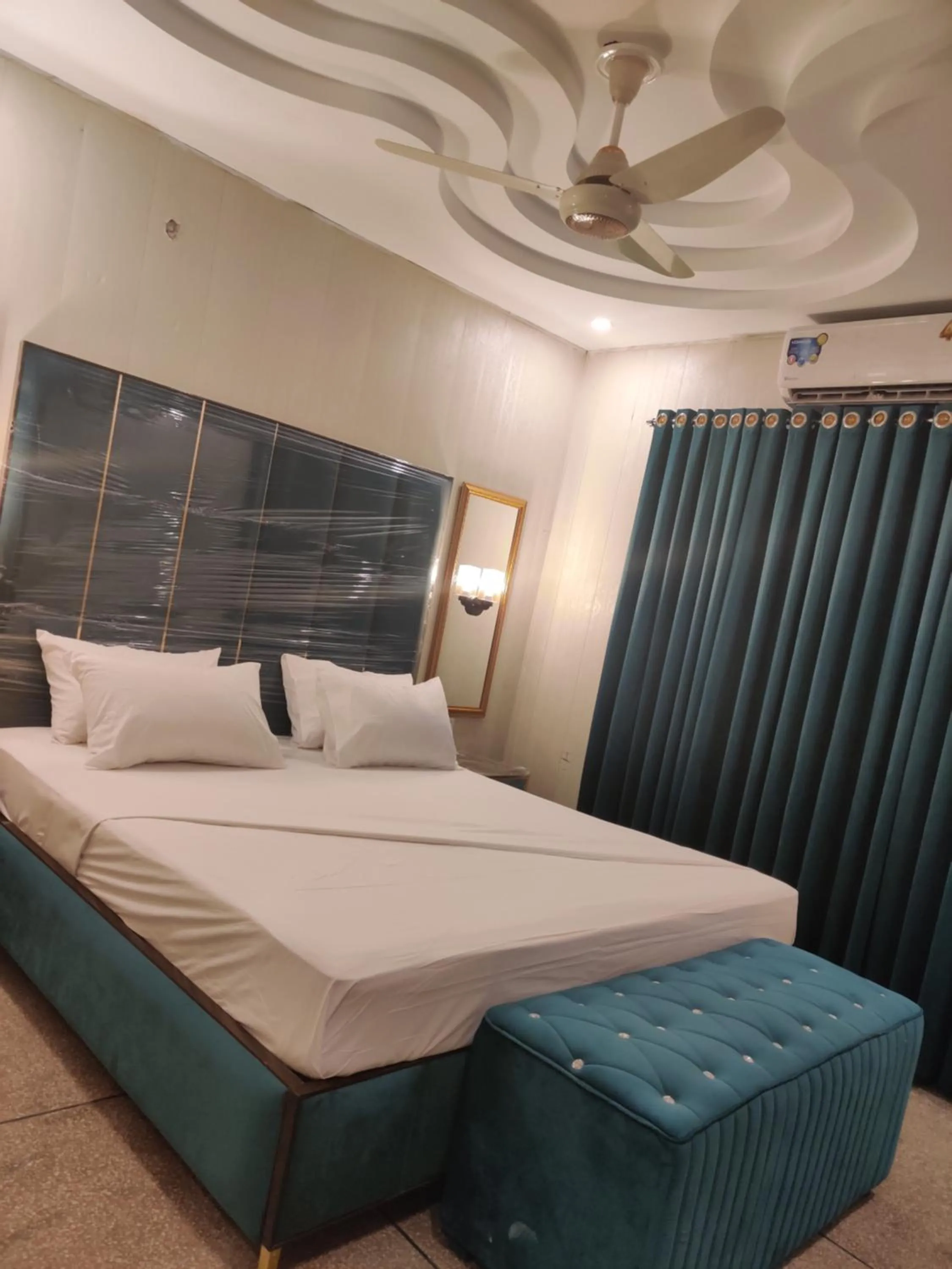 Bed in Hotel Swiss Pearl