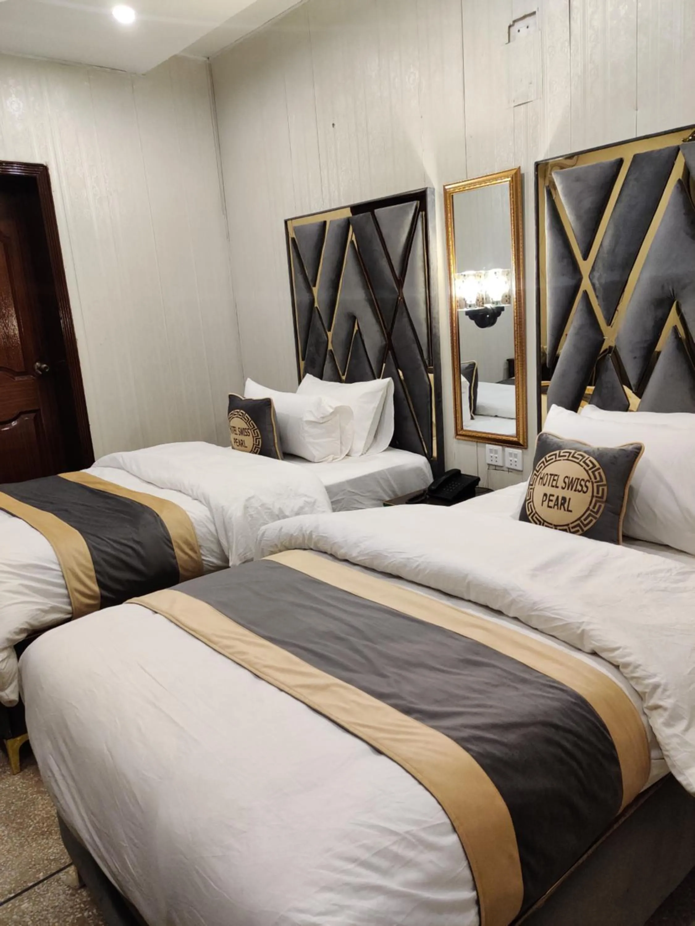 Bed in Hotel Swiss Pearl