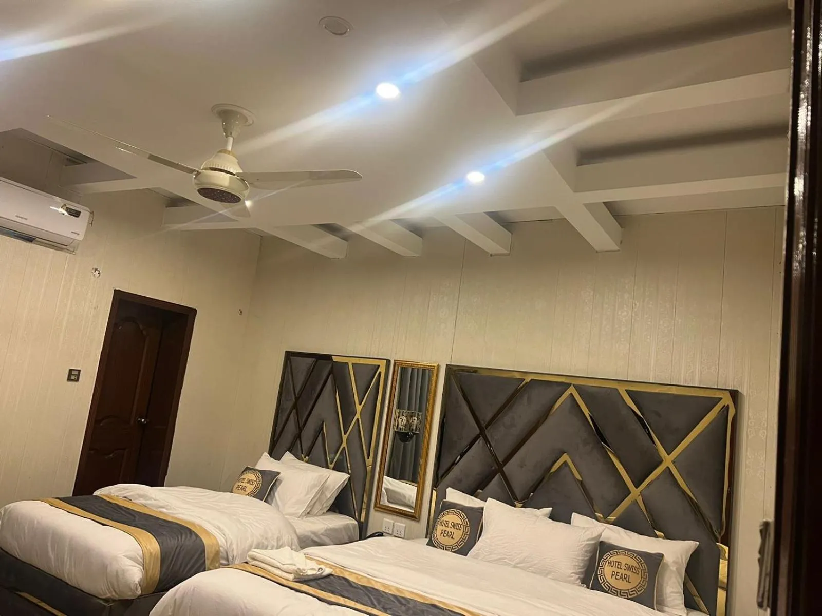 Bed in Hotel Swiss Pearl