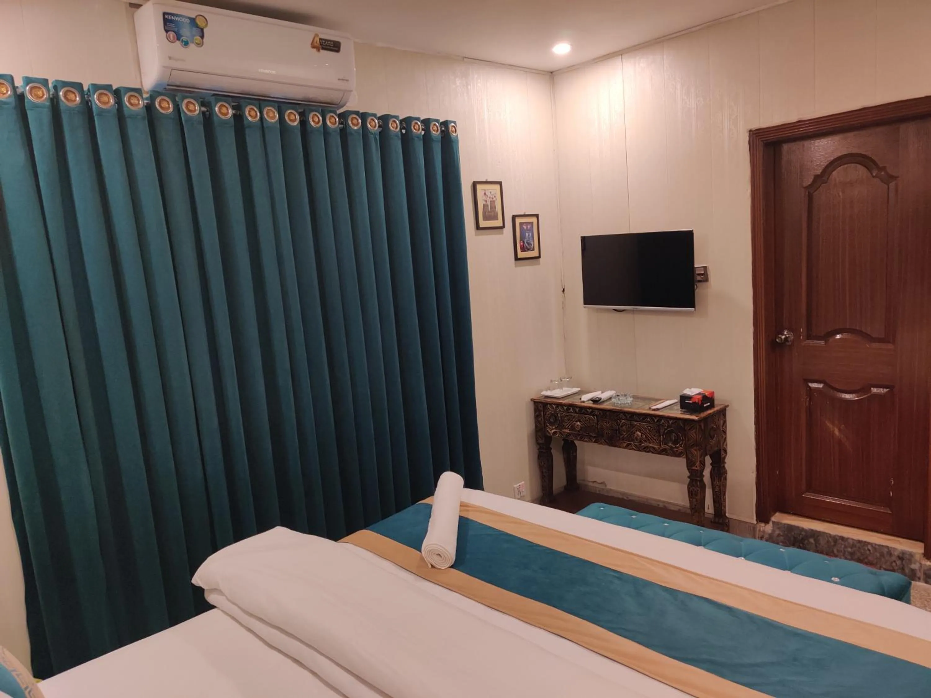TV and multimedia, Bed in Hotel Swiss Pearl