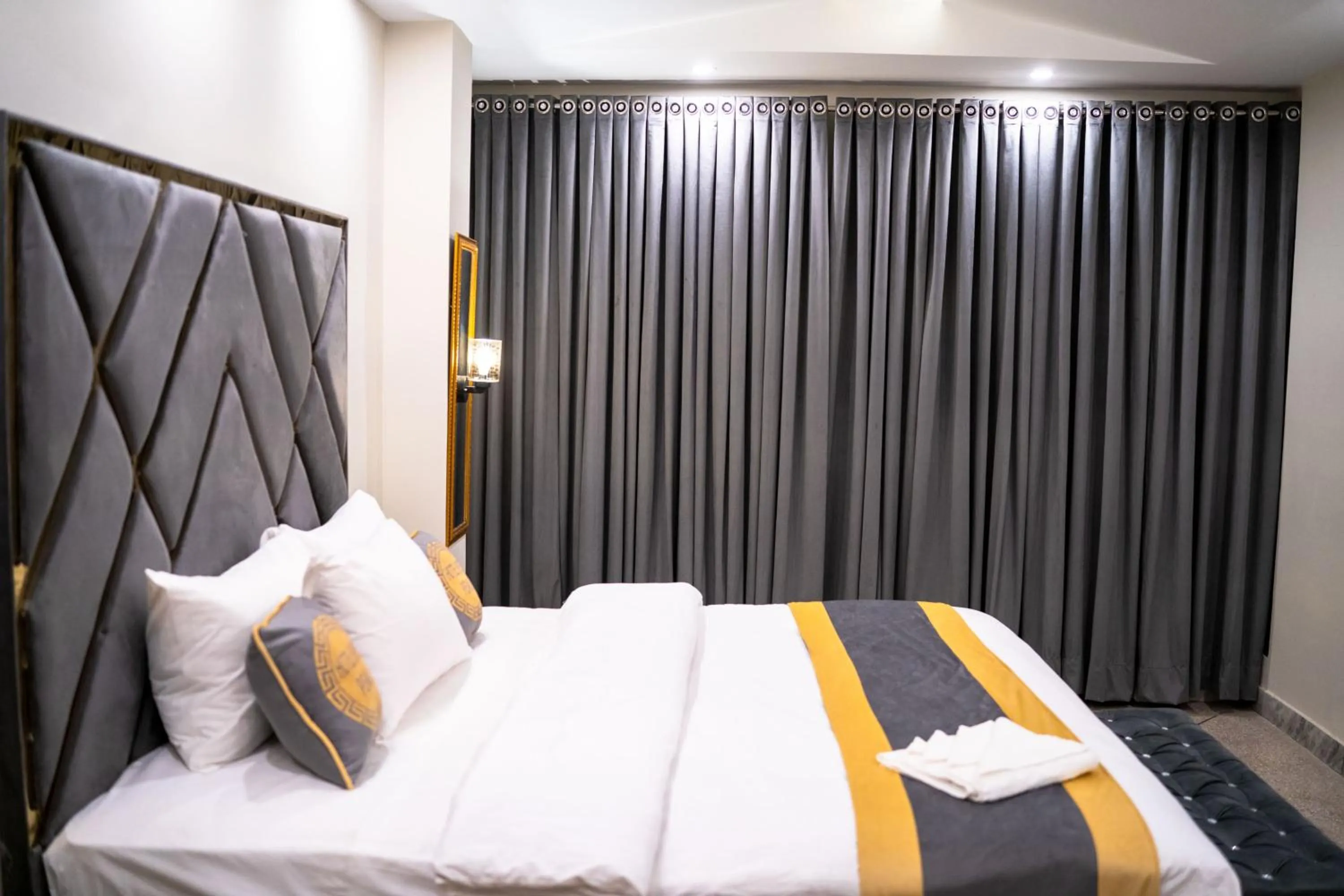 Bed in Hotel Swiss Pearl