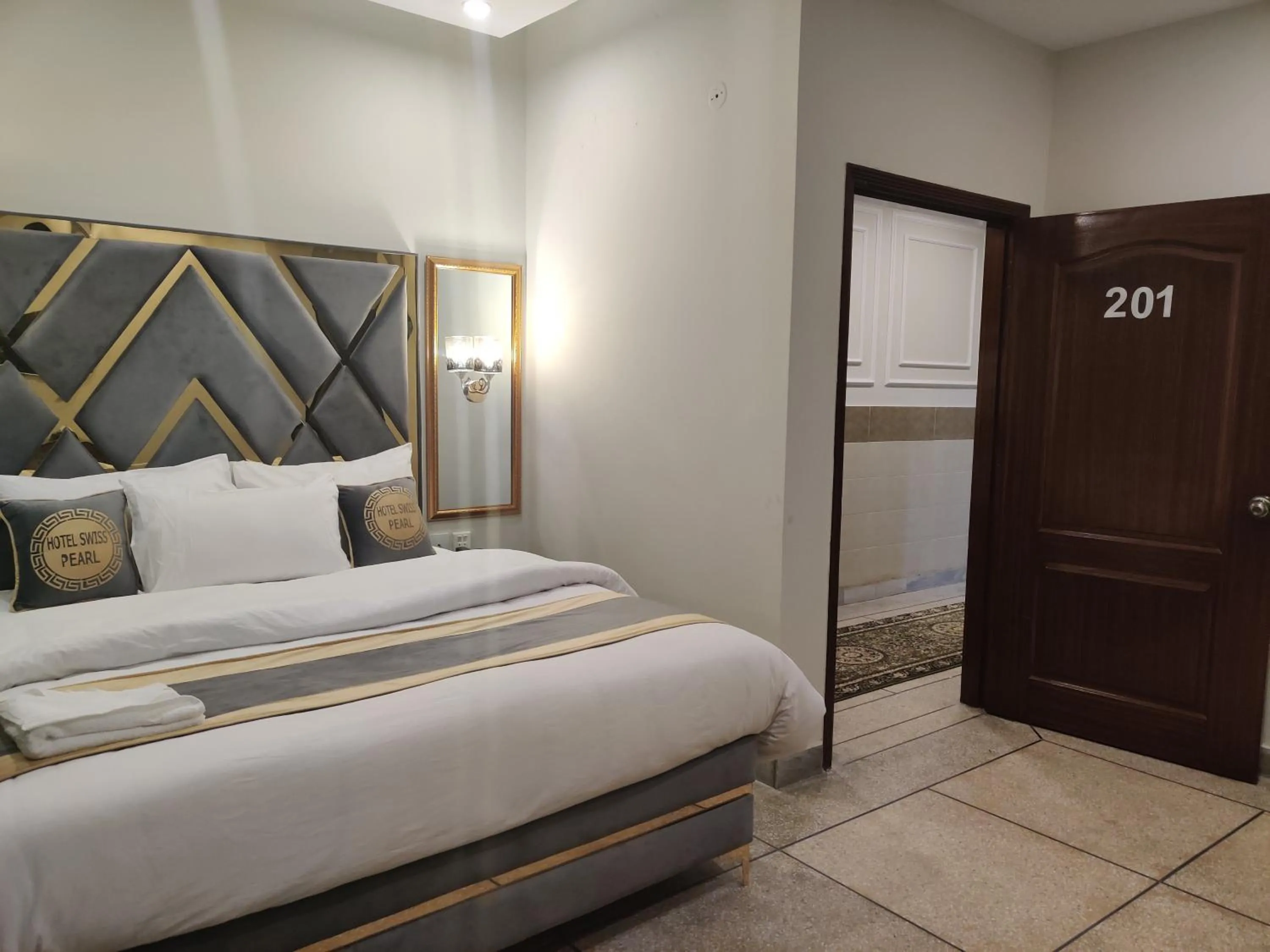 Bed in Hotel Swiss Pearl