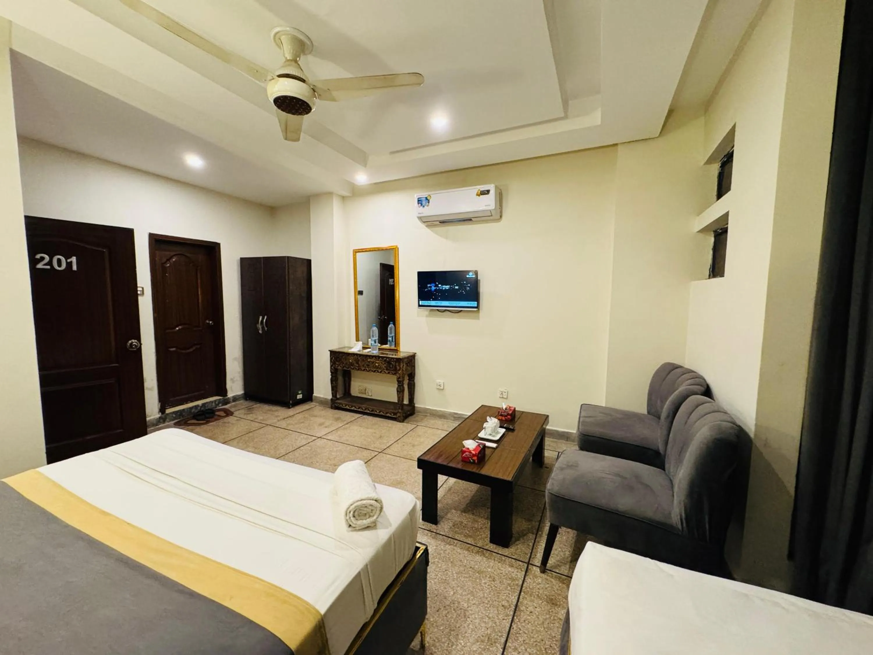 Bed in Hotel Swiss Pearl