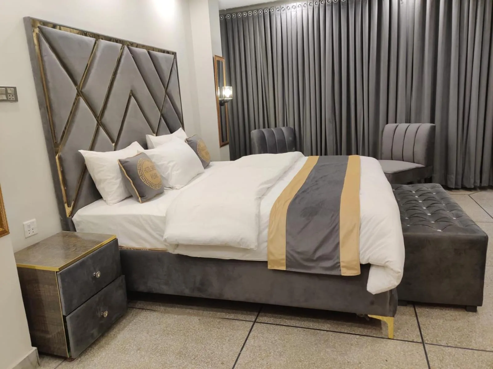 Seating area, Bed in Hotel Swiss Pearl