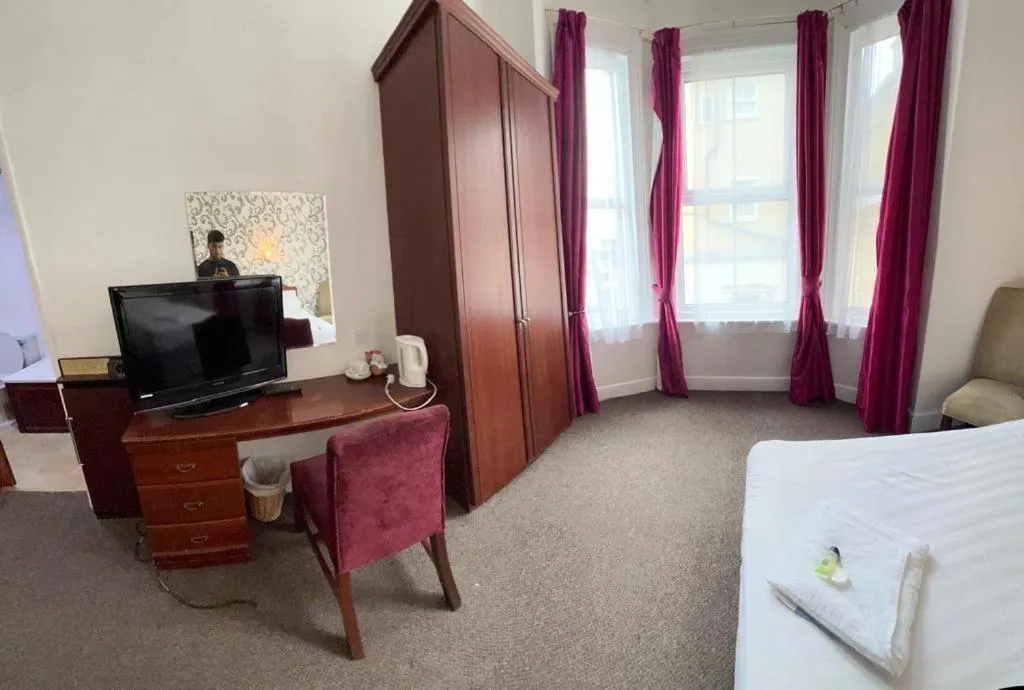 hair dresser, Bed in The Embassy Hotel