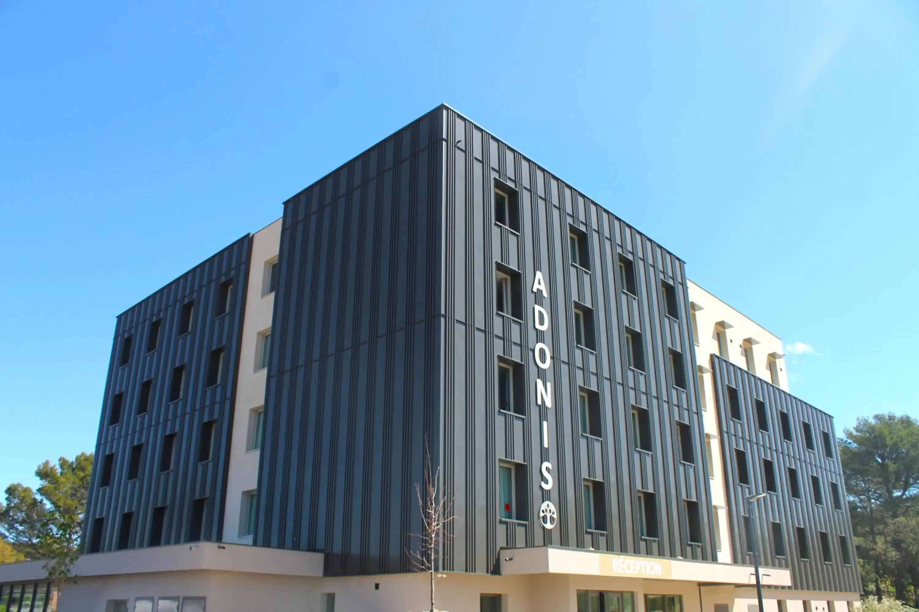 Property building in Adonis le Castellet Property building in Adonis le Castellet