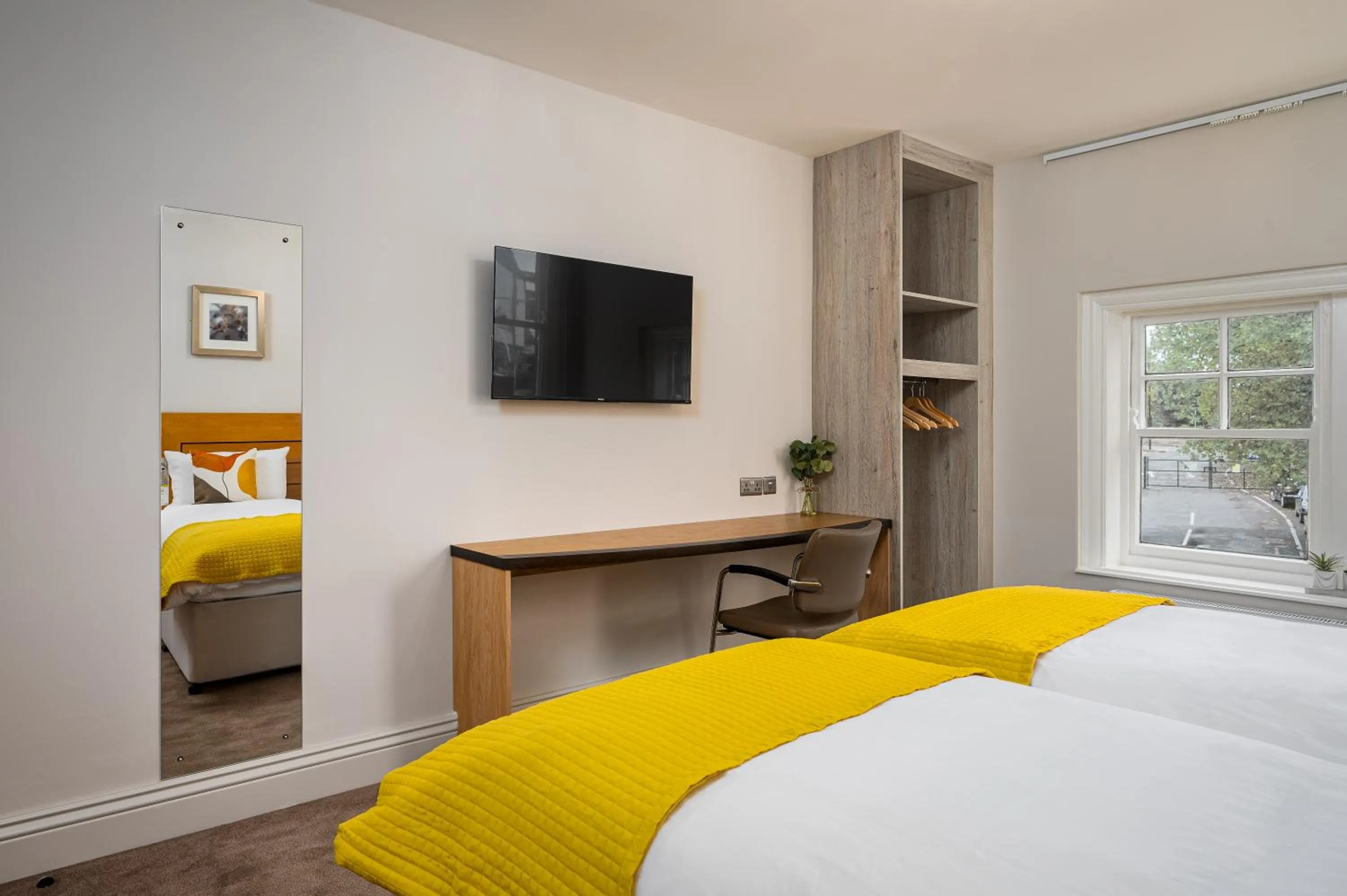 Communal lounge/ TV room, Bed in Elephant and Castle