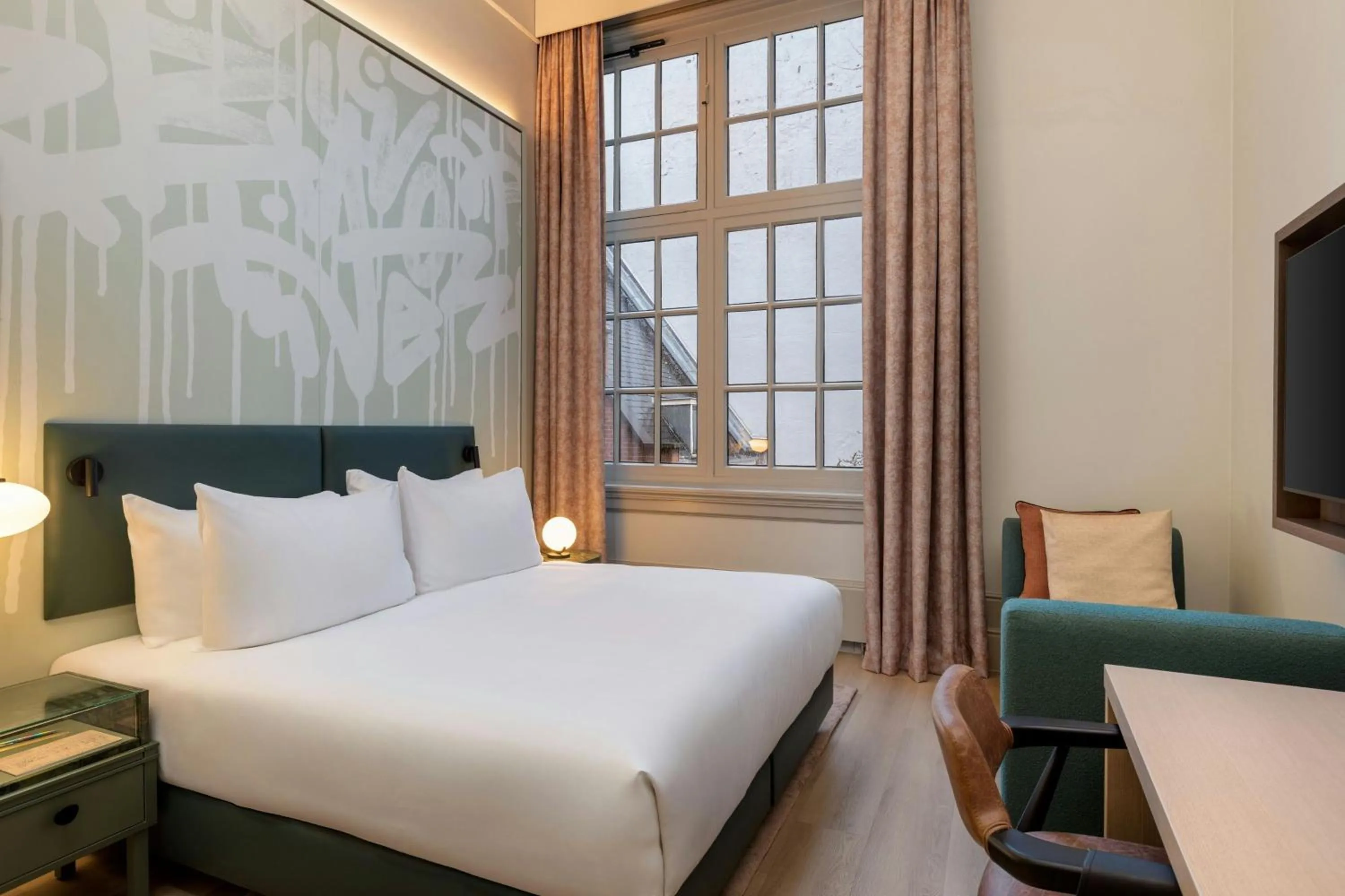 Photo of the whole room, Bed in The College Hotel Amsterdam, Autograph Collection