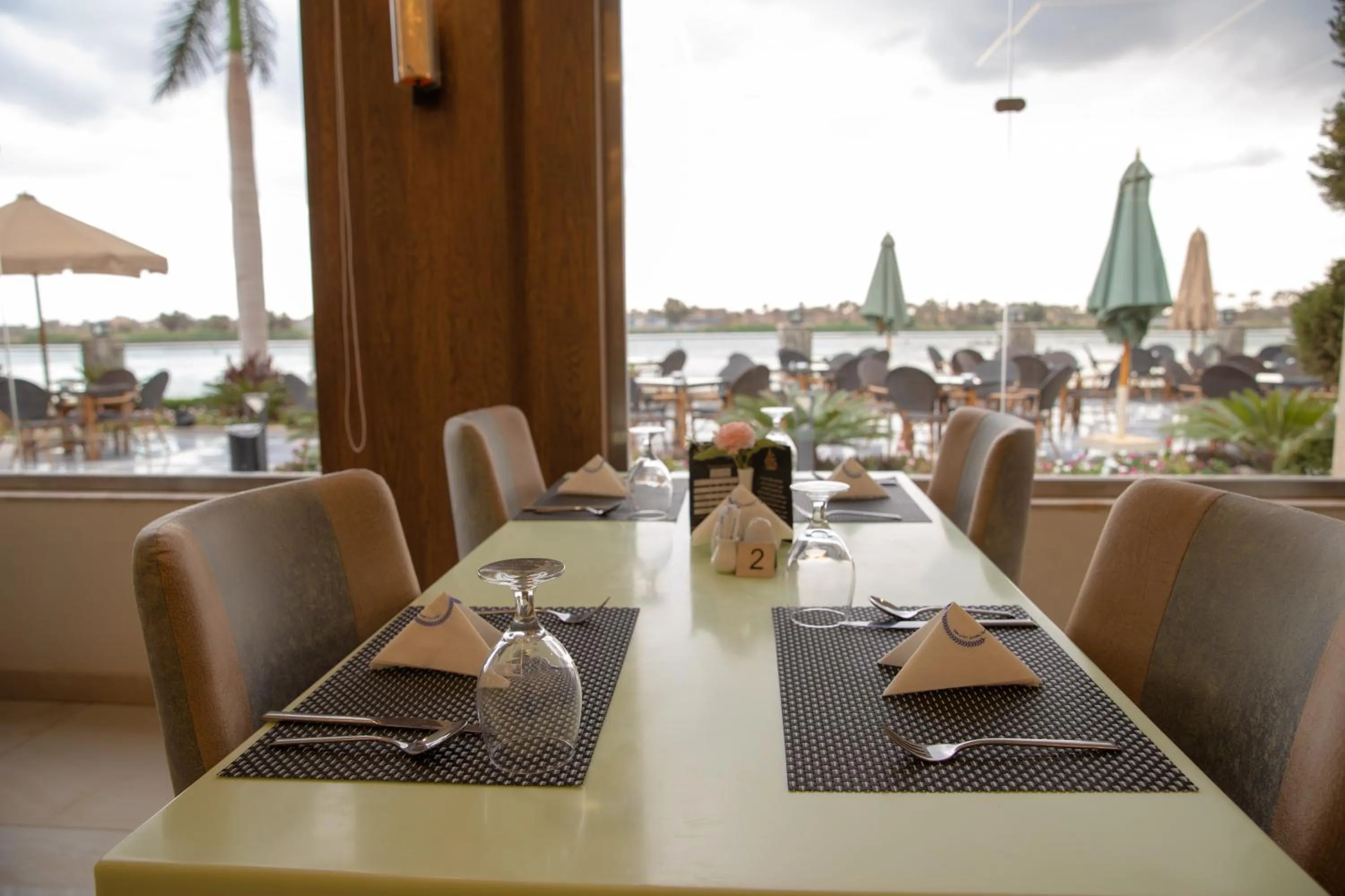 Restaurant/places to eat in Nile Club hotel