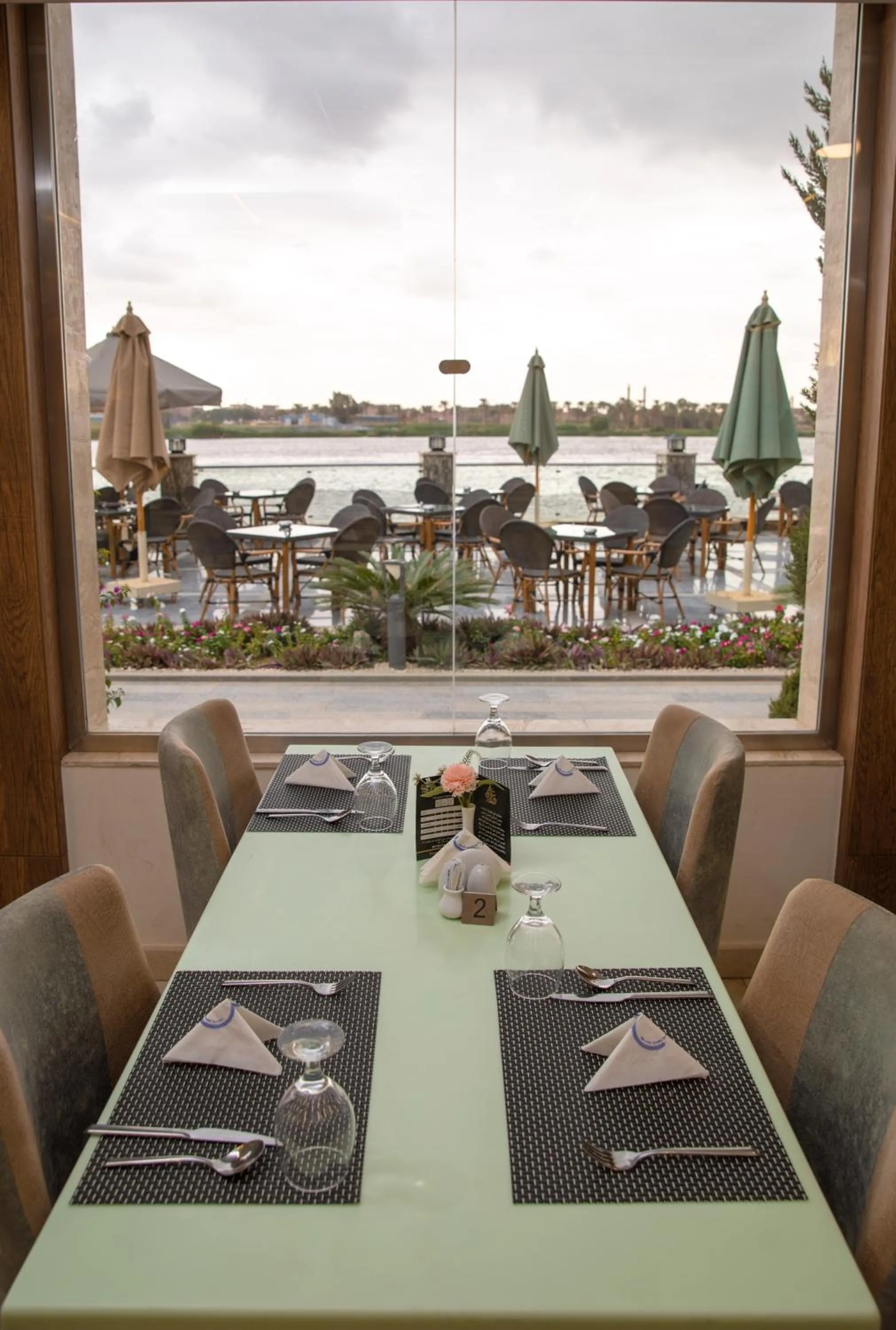 Restaurant/places to eat in Nile Club hotel