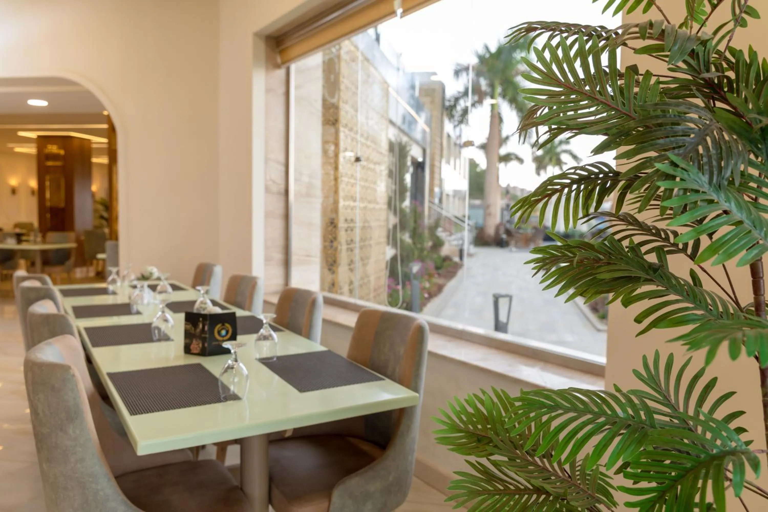 Restaurant/places to eat in Nile Club hotel