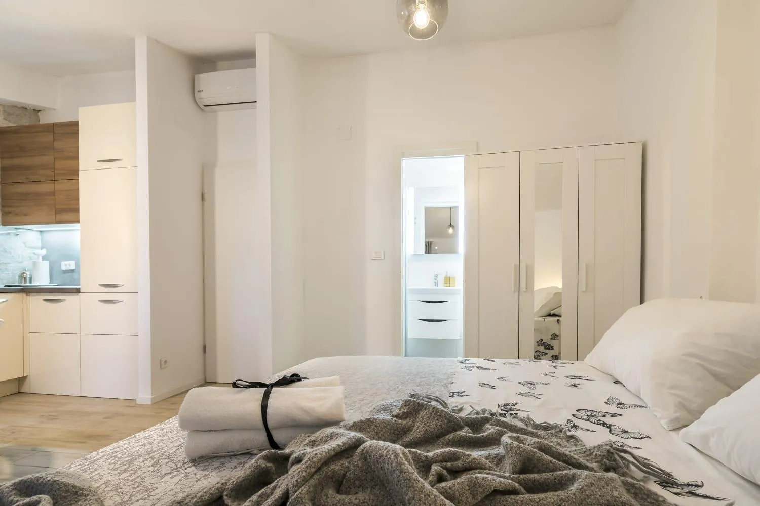 Bed in Studio Apartments Petar in old part of town