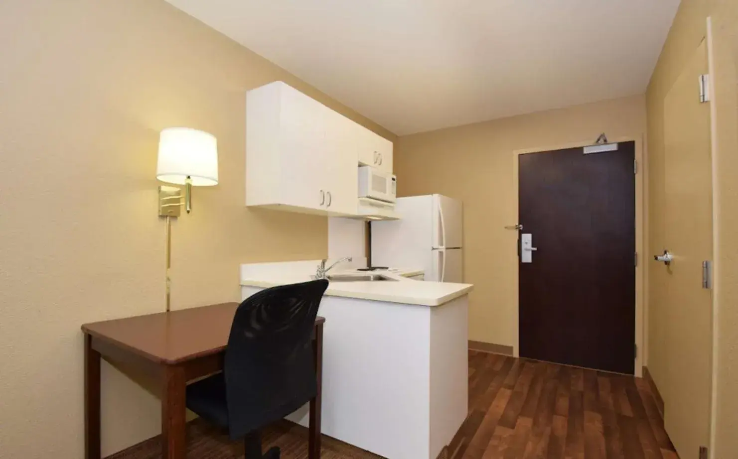 Photo of the whole room, Kitchen/Kitchenette in Extended Stay America Suites - Detroit - Southfield - I-696