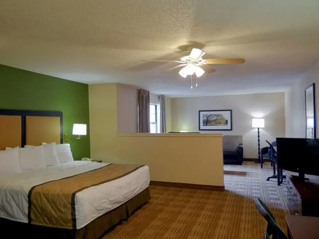 Bed in Extended Stay America Suites - Detroit - Southfield - I-696