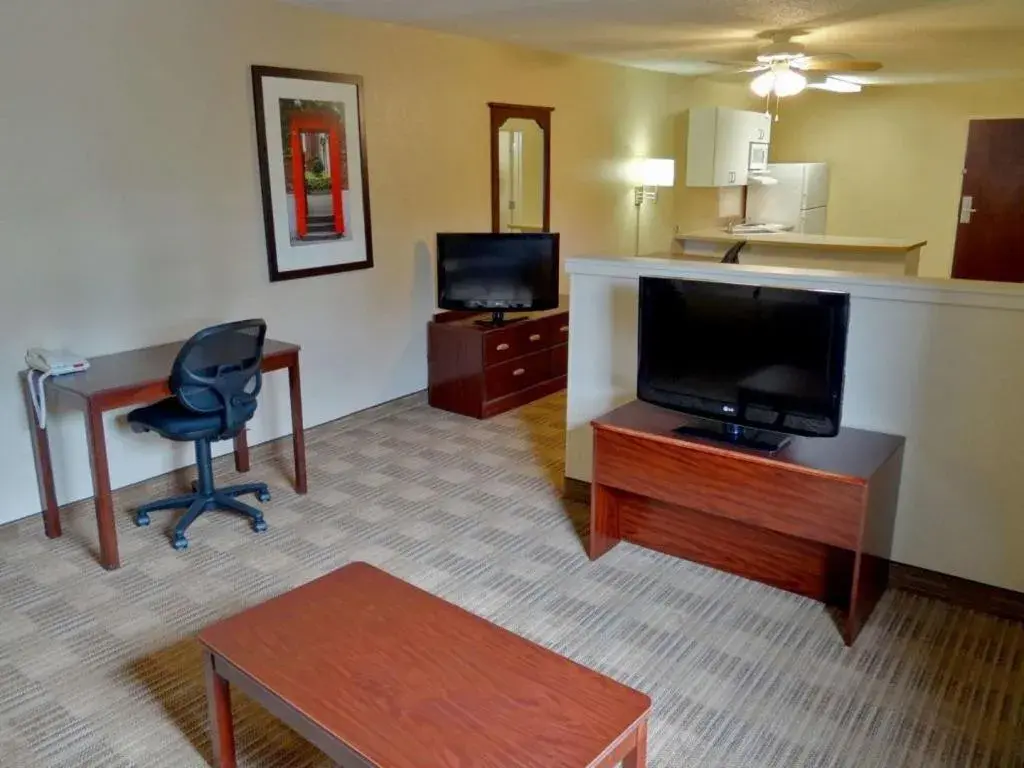 TV/Entertainment Center in Extended Stay America Suites - Detroit - Southfield - I-696
