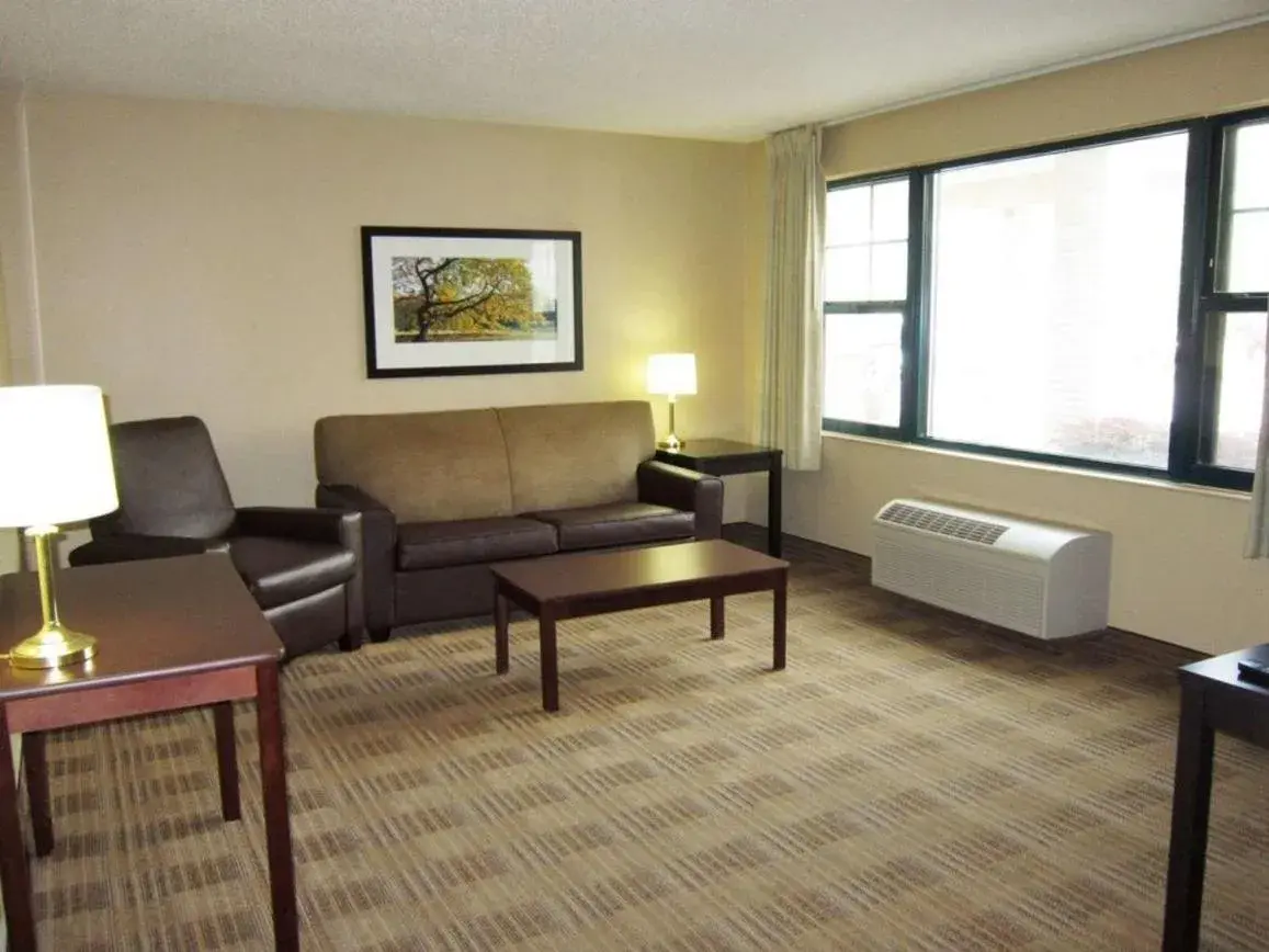 Photo of the whole room, Seating Area in Extended Stay America Suites - Detroit - Southfield - I-696