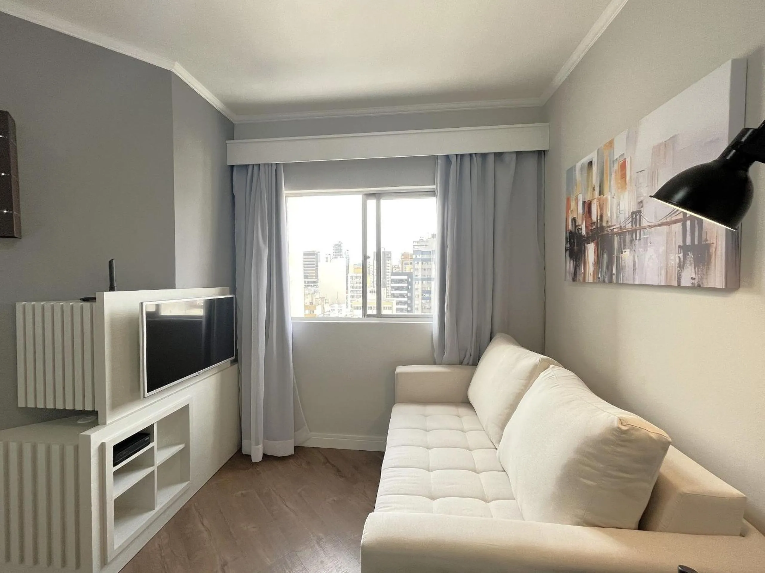 Living room in Ed. Charlie Chaplin | Prédio no coração de Curitiba | Gonzaga Stays