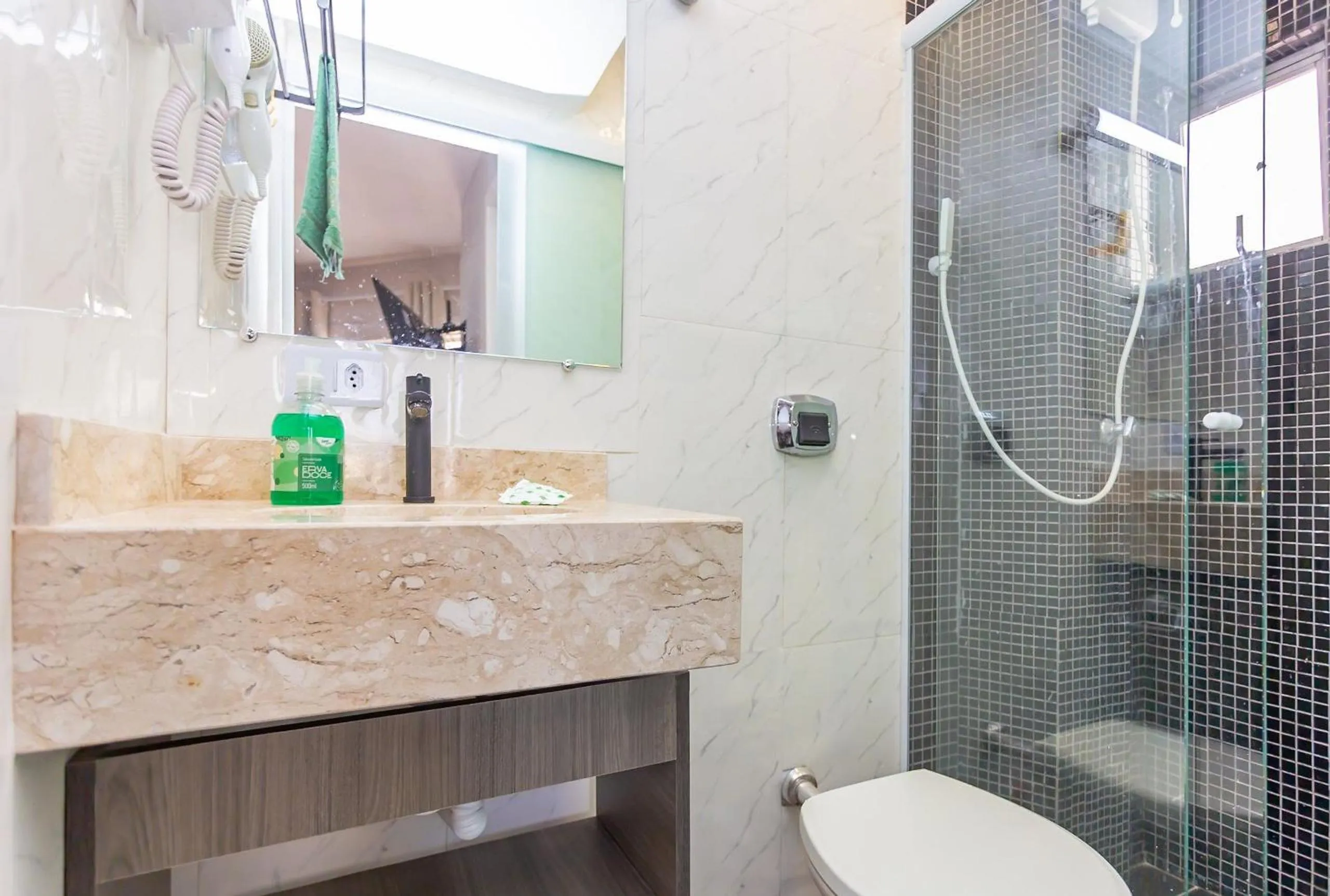 Toilet in Ed. Charlie Chaplin | Prédio no coração de Curitiba | Gonzaga Stays