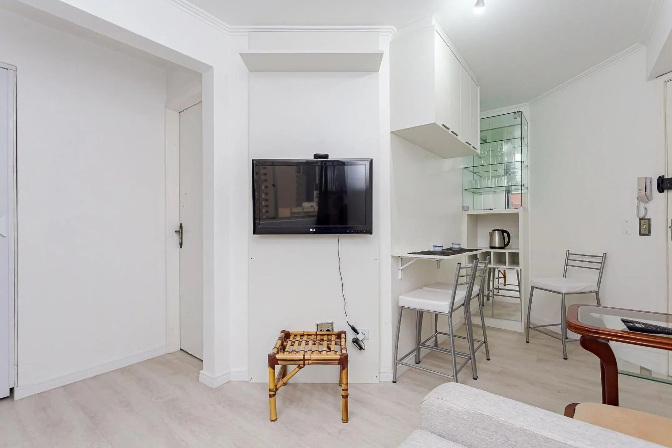 Living room in Ed. Charlie Chaplin | Prédio no coração de Curitiba | Gonzaga Stays