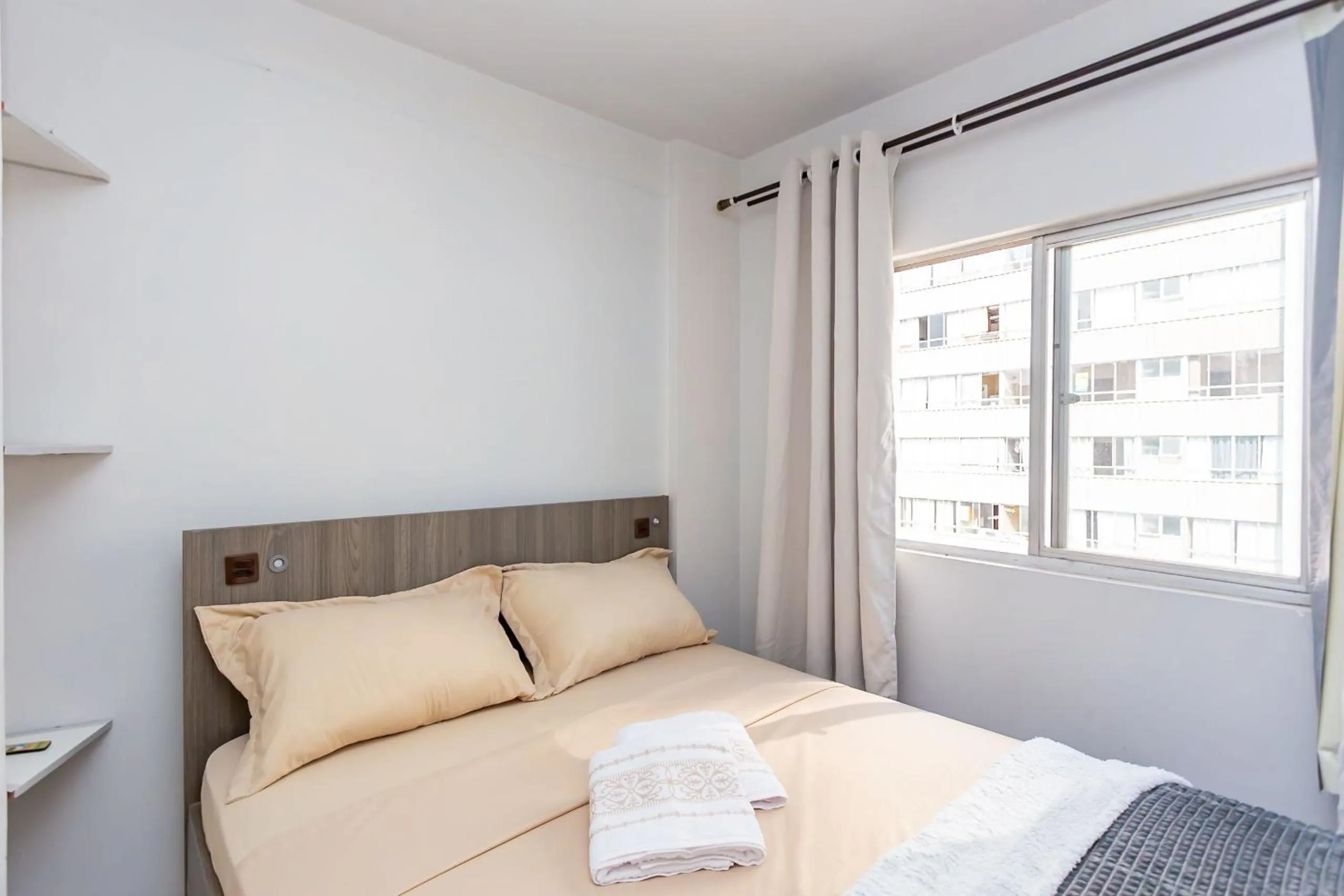 Bedroom, Bed in Ed. Charlie Chaplin | Prédio no coração de Curitiba | Gonzaga Stays