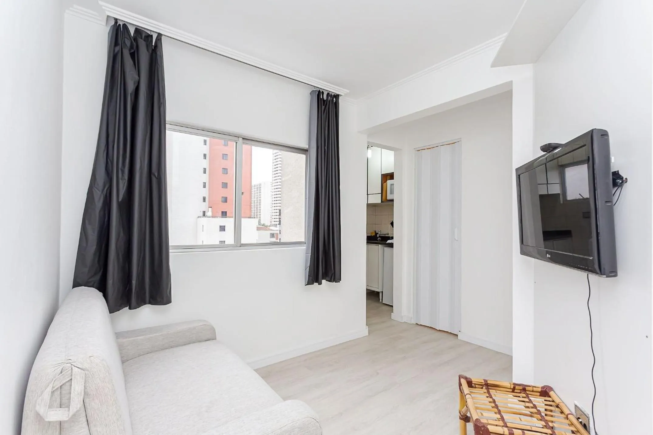 Living room, Bed in Ed. Charlie Chaplin | Prédio no coração de Curitiba | Gonzaga Stays