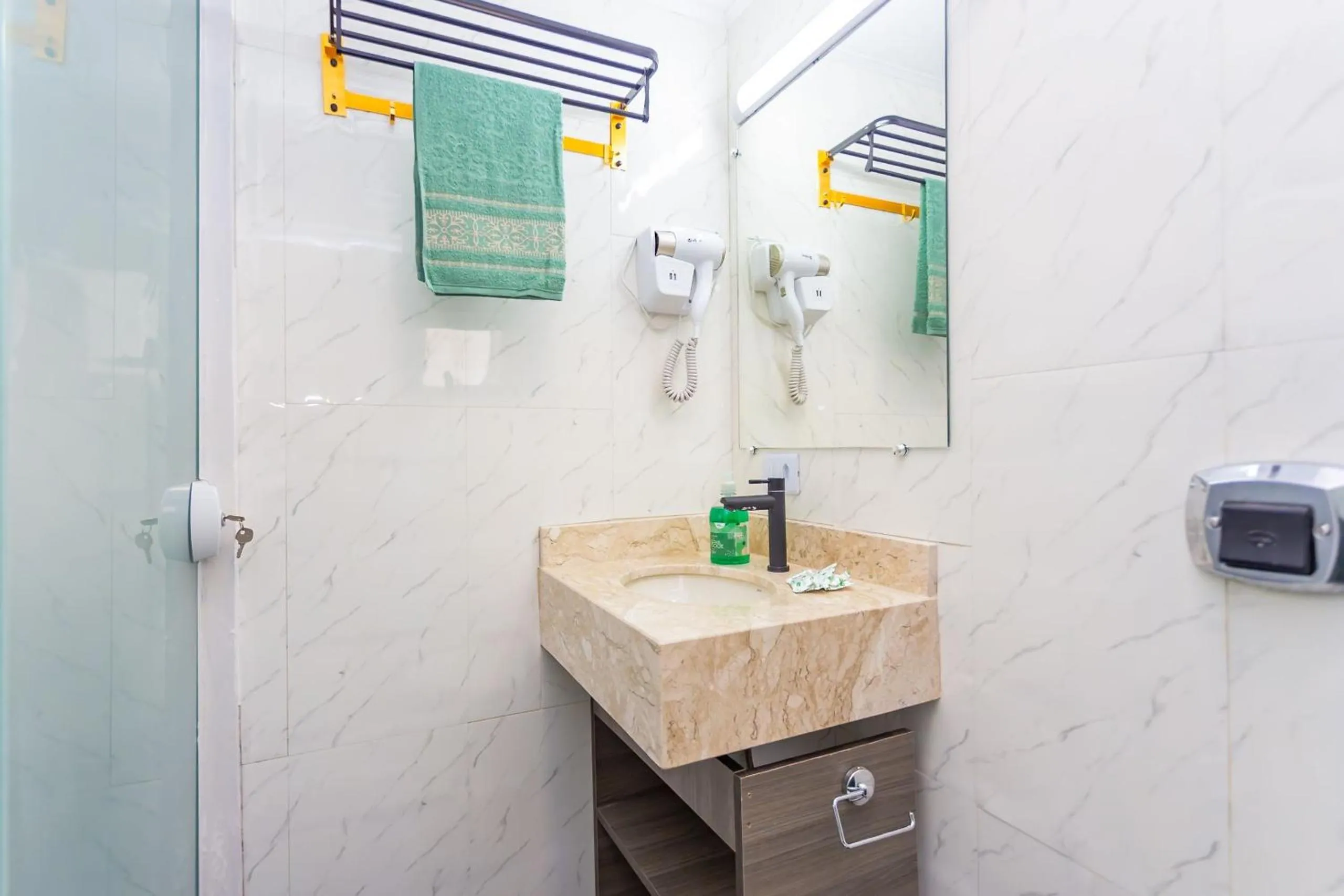 Toilet in Ed. Charlie Chaplin | Prédio no coração de Curitiba | Gonzaga Stays