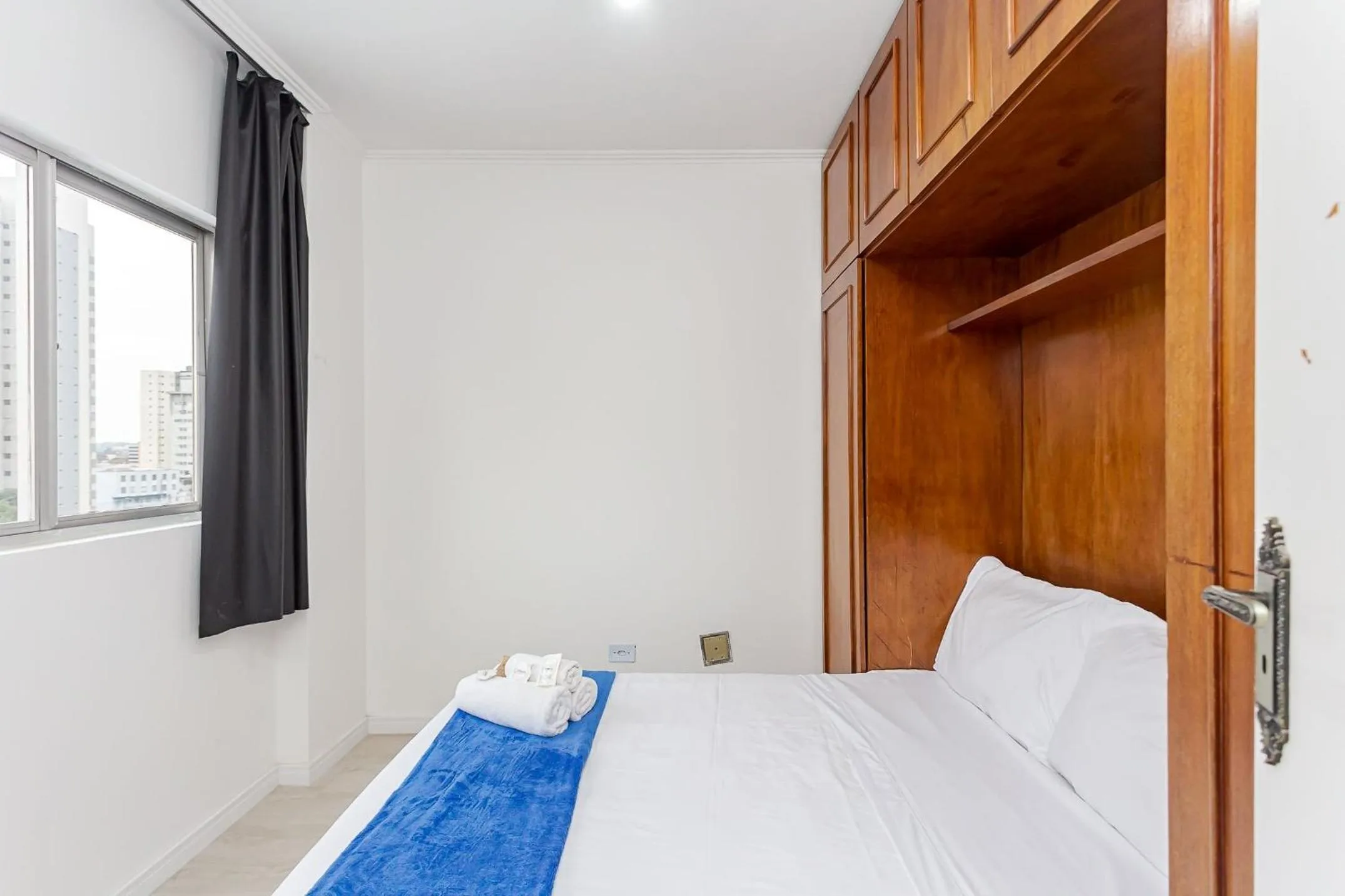 Bedroom, Bed in Ed. Charlie Chaplin | Prédio no coração de Curitiba | Gonzaga Stays