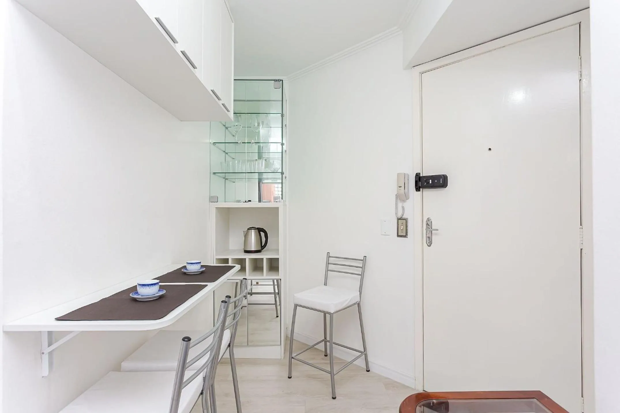 Living room in Ed. Charlie Chaplin | Prédio no coração de Curitiba | Gonzaga Stays