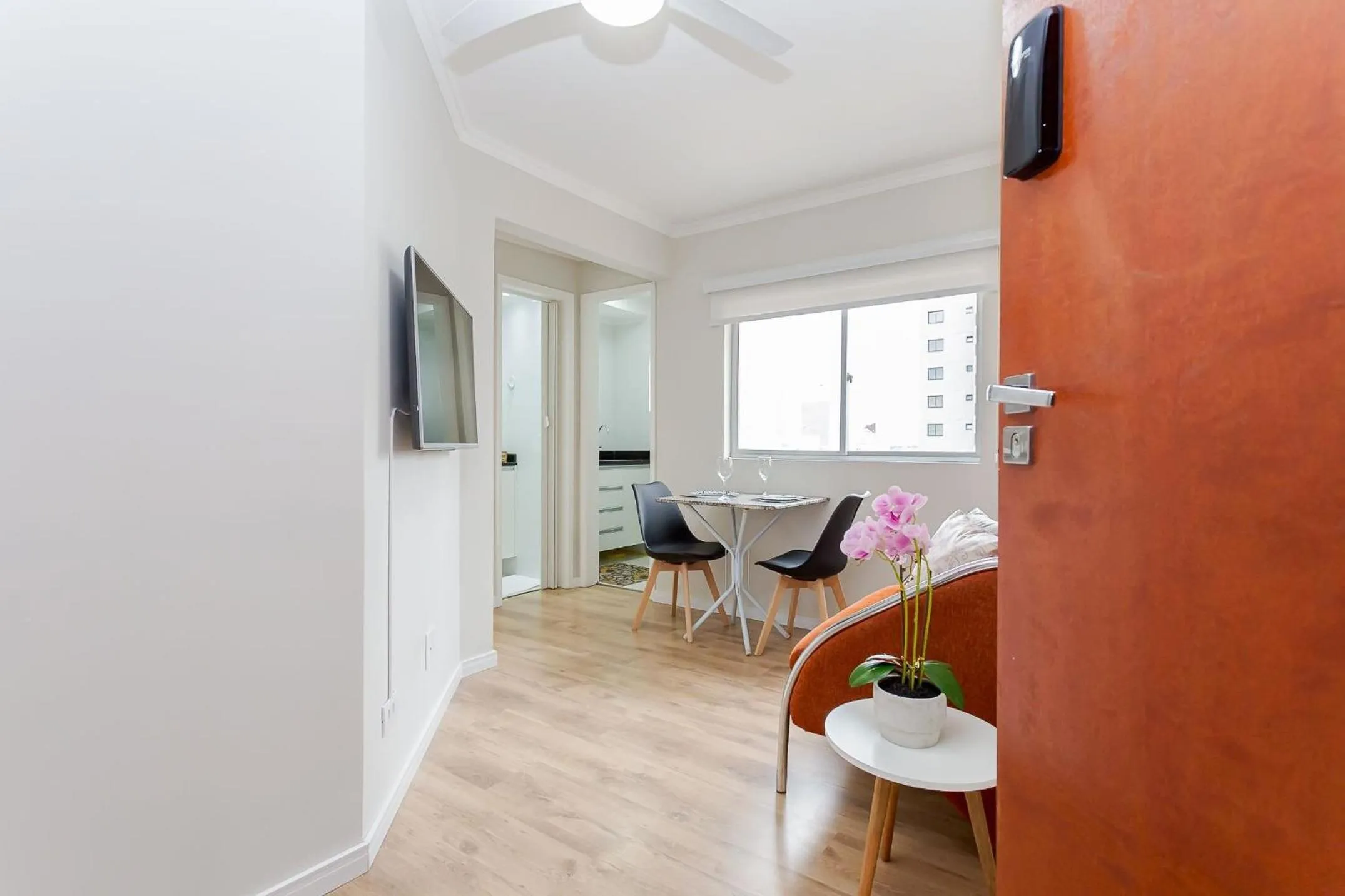 Living room in Ed. Charlie Chaplin | Prédio no coração de Curitiba | Gonzaga Stays