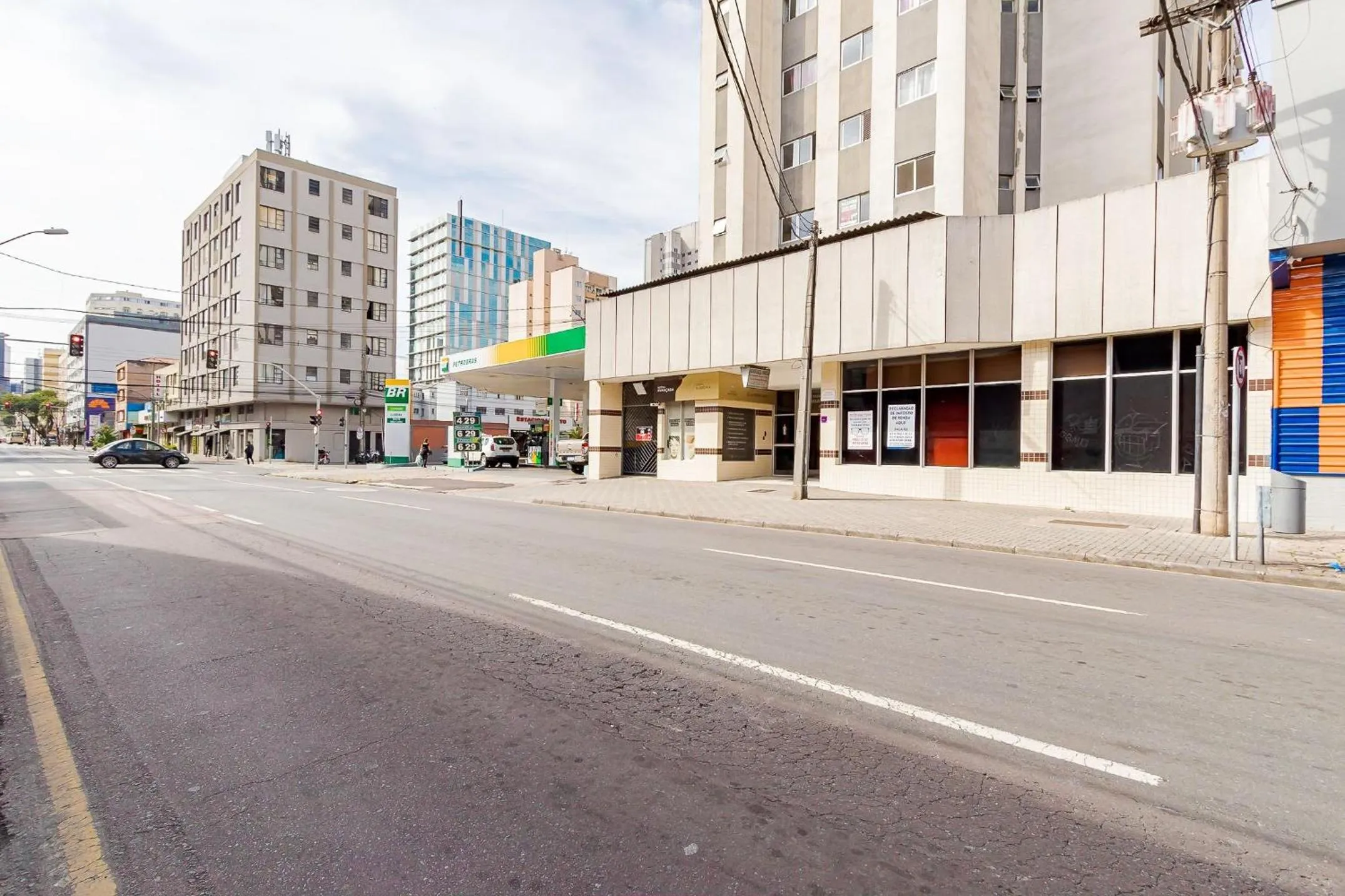 Facade/entrance in Ed. Charlie Chaplin | Prédio no coração de Curitiba | Gonzaga Stays