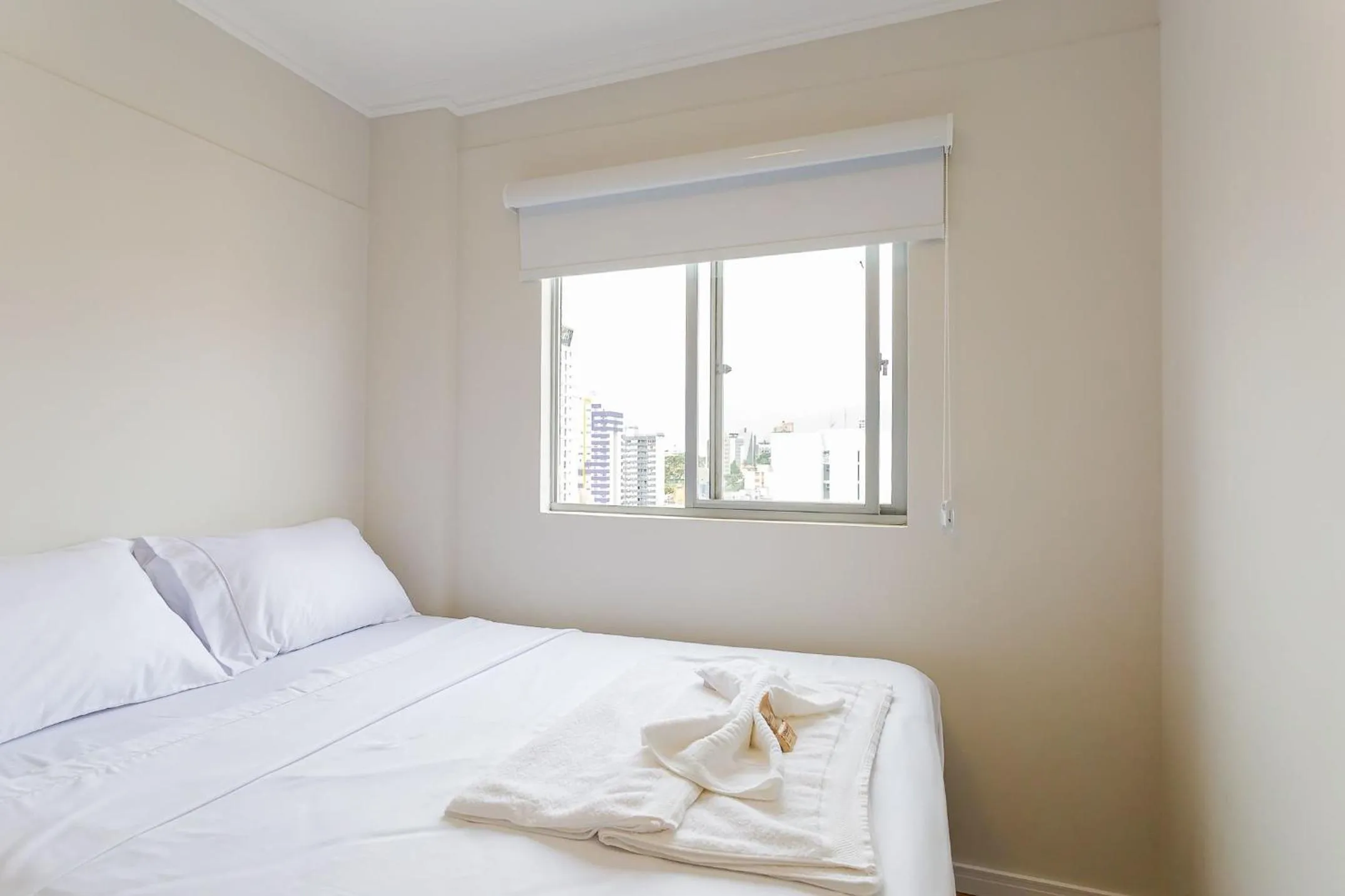 Bedroom, Bed in Ed. Charlie Chaplin | Prédio no coração de Curitiba | Gonzaga Stays