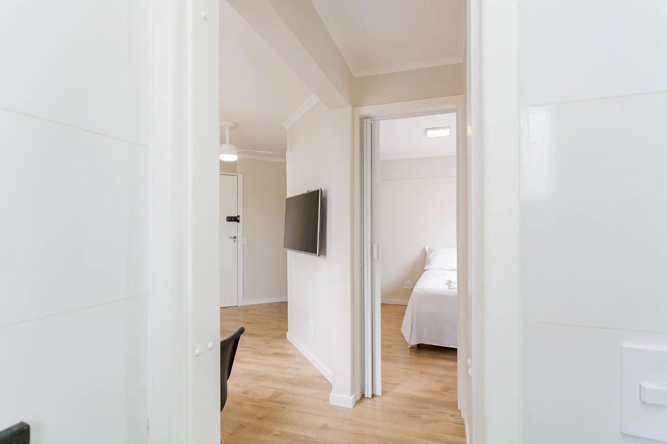 Living room, Bed in Ed. Charlie Chaplin | Prédio no coração de Curitiba | Gonzaga Stays