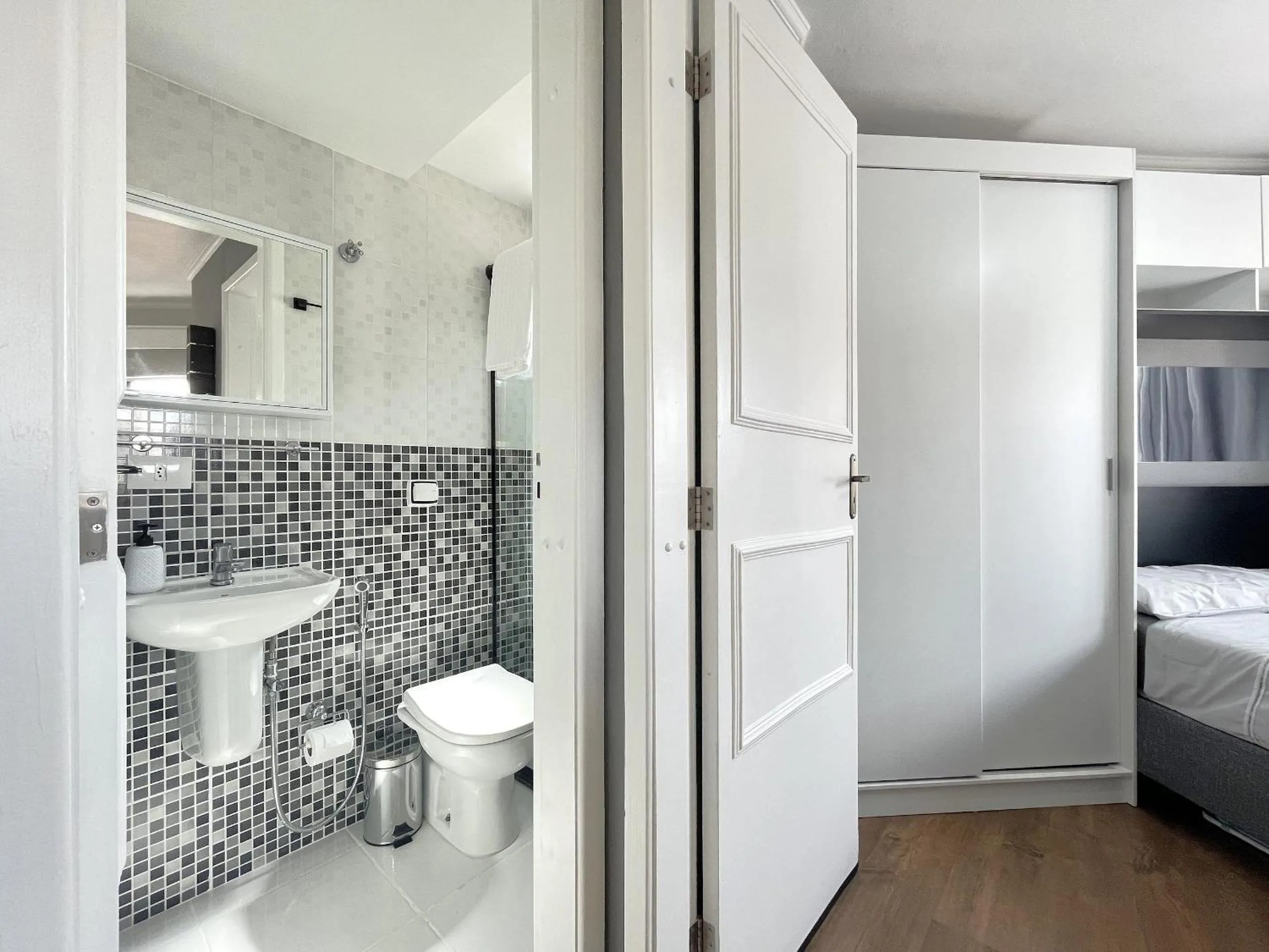 Toilet in Ed. Charlie Chaplin | Prédio no coração de Curitiba | Gonzaga Stays