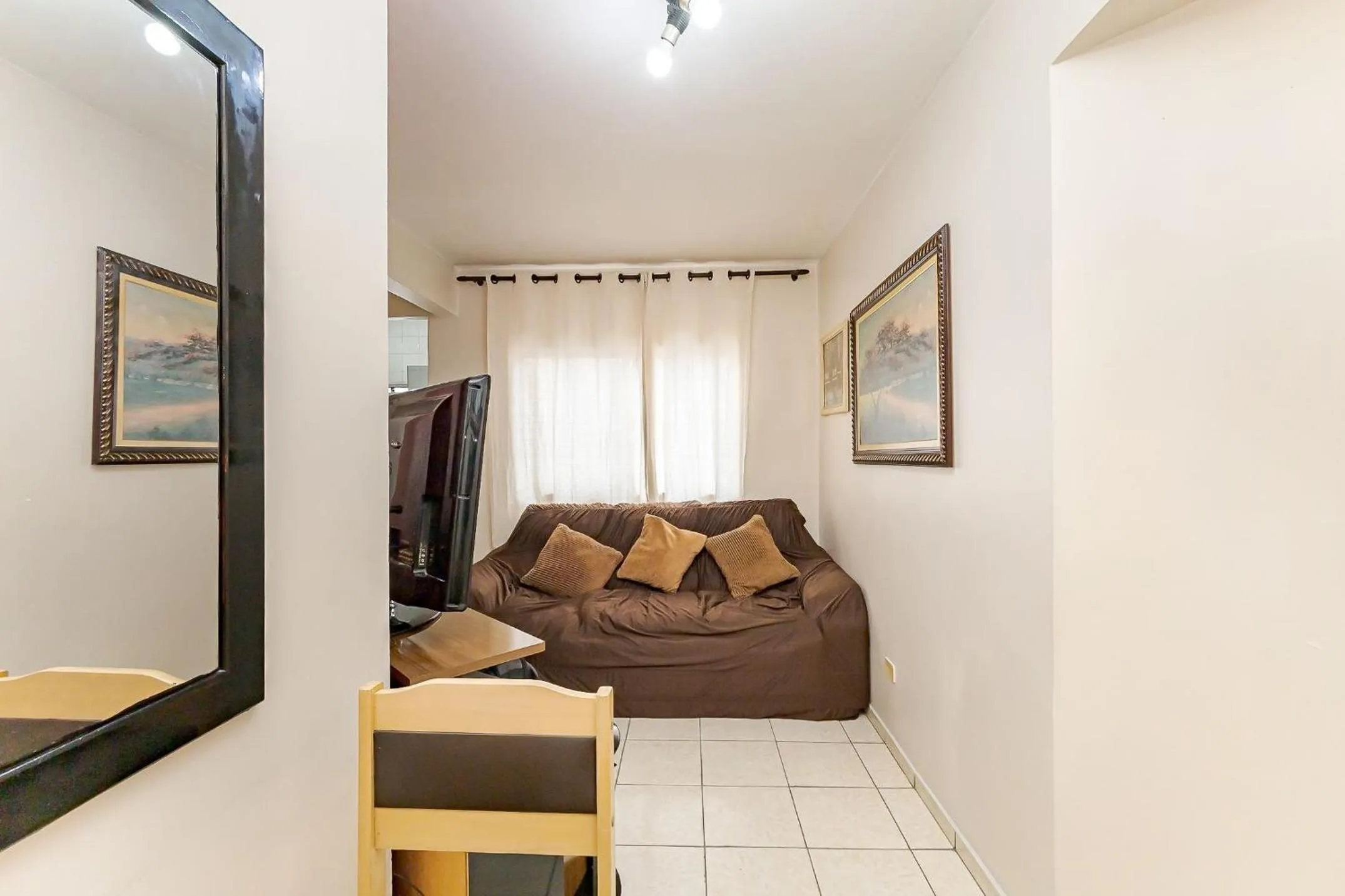 Living room in Ed. Charlie Chaplin | Prédio no coração de Curitiba | Gonzaga Stays