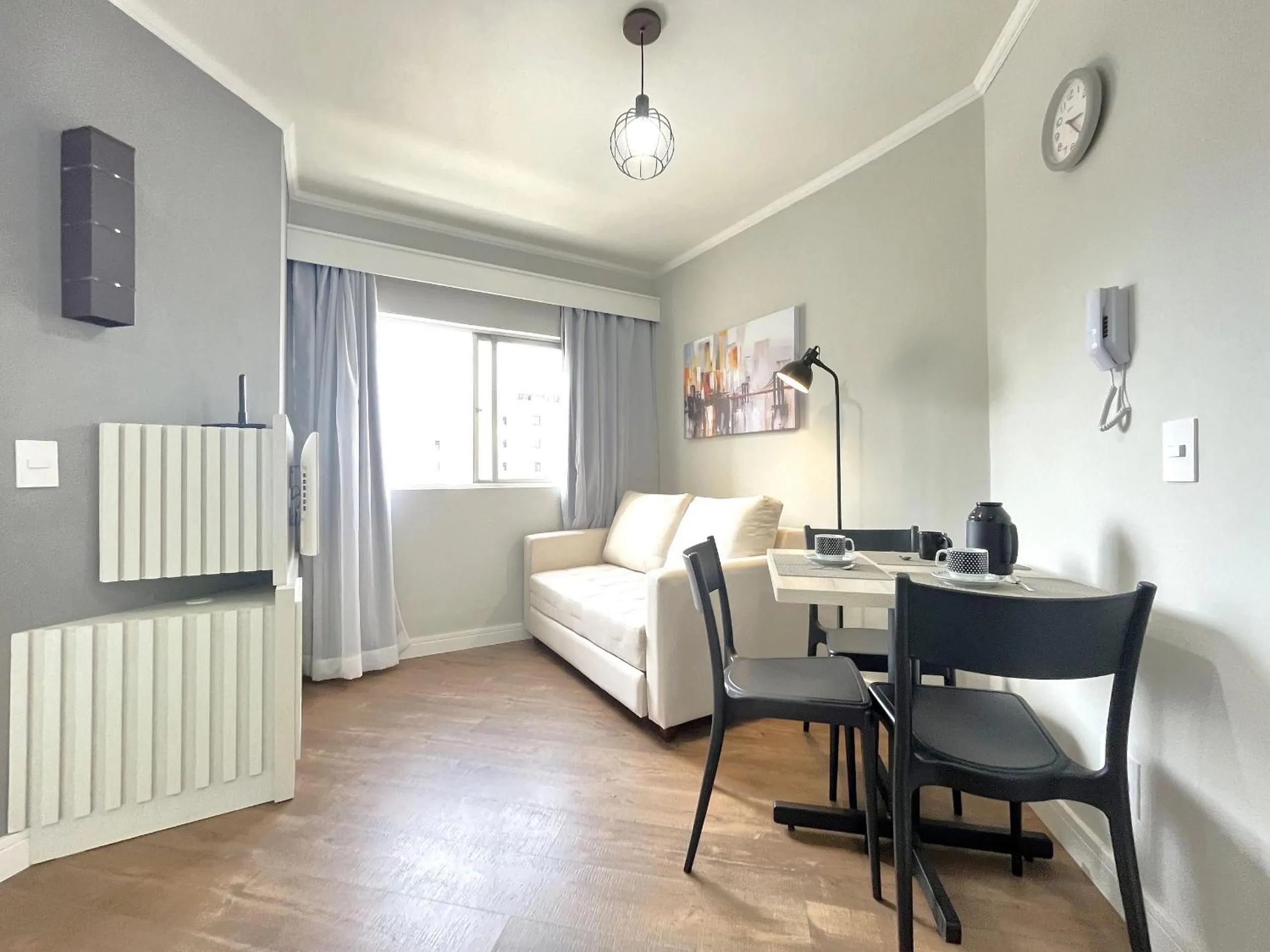 Living room in Ed. Charlie Chaplin | Prédio no coração de Curitiba | Gonzaga Stays