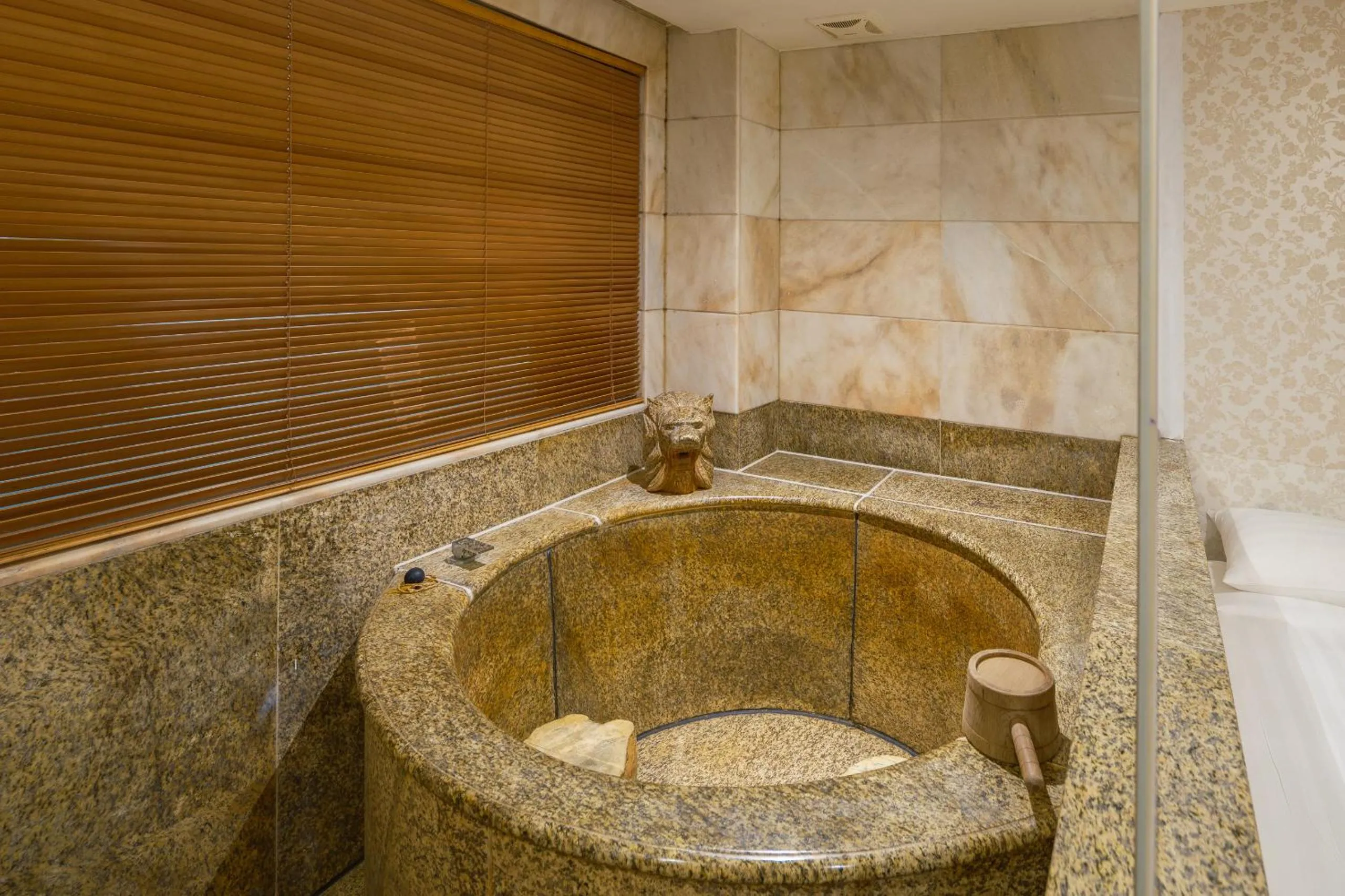 Bath in Grand Pleasure Spring Hotel